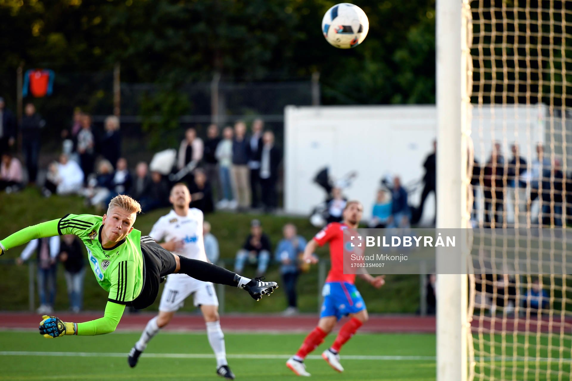 Helsingborgs Martin Christensen gör 0-2 bakom Oskarshamns målvakt Oliver Bergman under fotbollsmatchen i Svenska cupen mellan Oskarshamn och Helsingborg den 23 augusti i Oskarshamn.