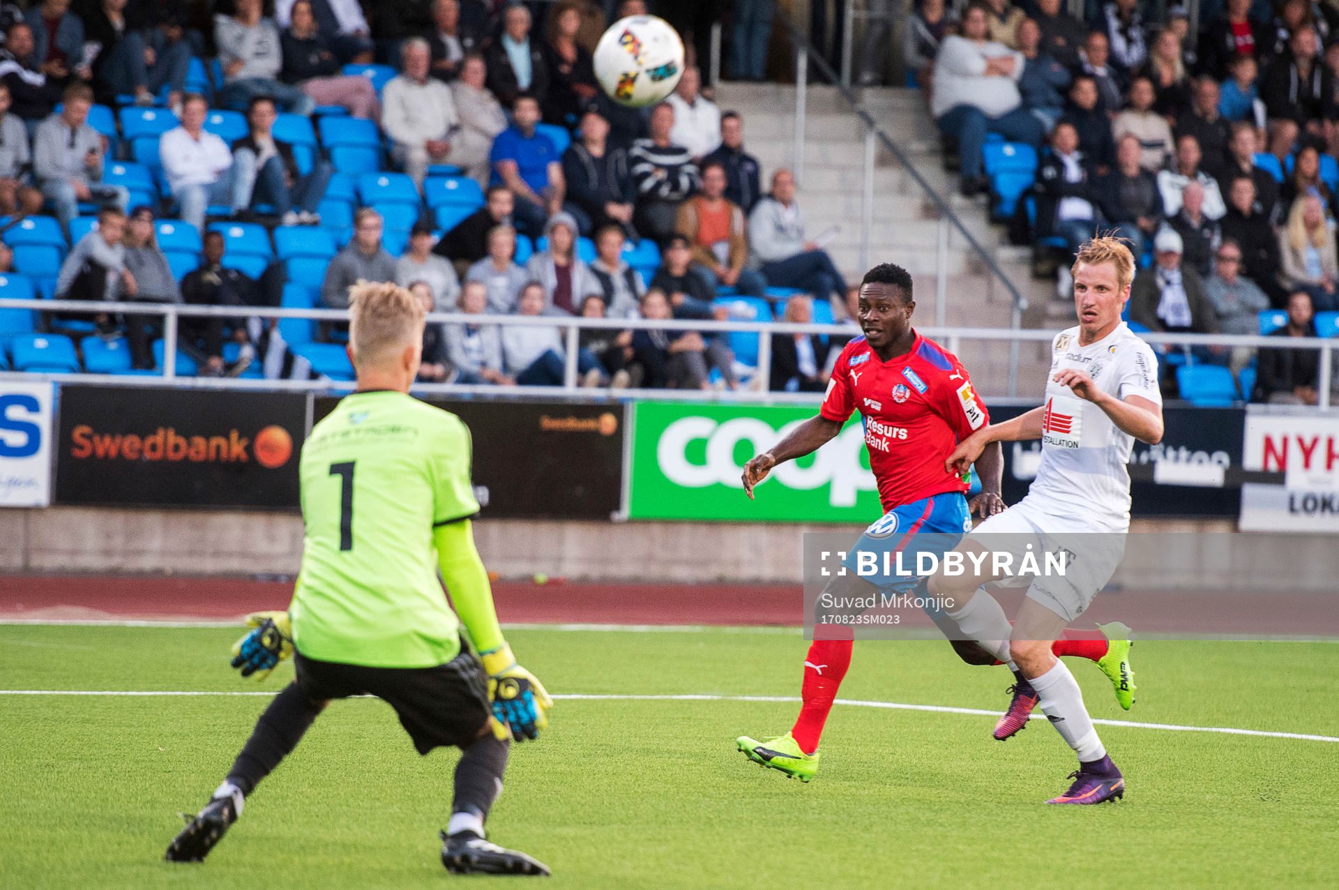 Helsingborgs Oke Akpoveta och Oskarshamns målvakt Oliver