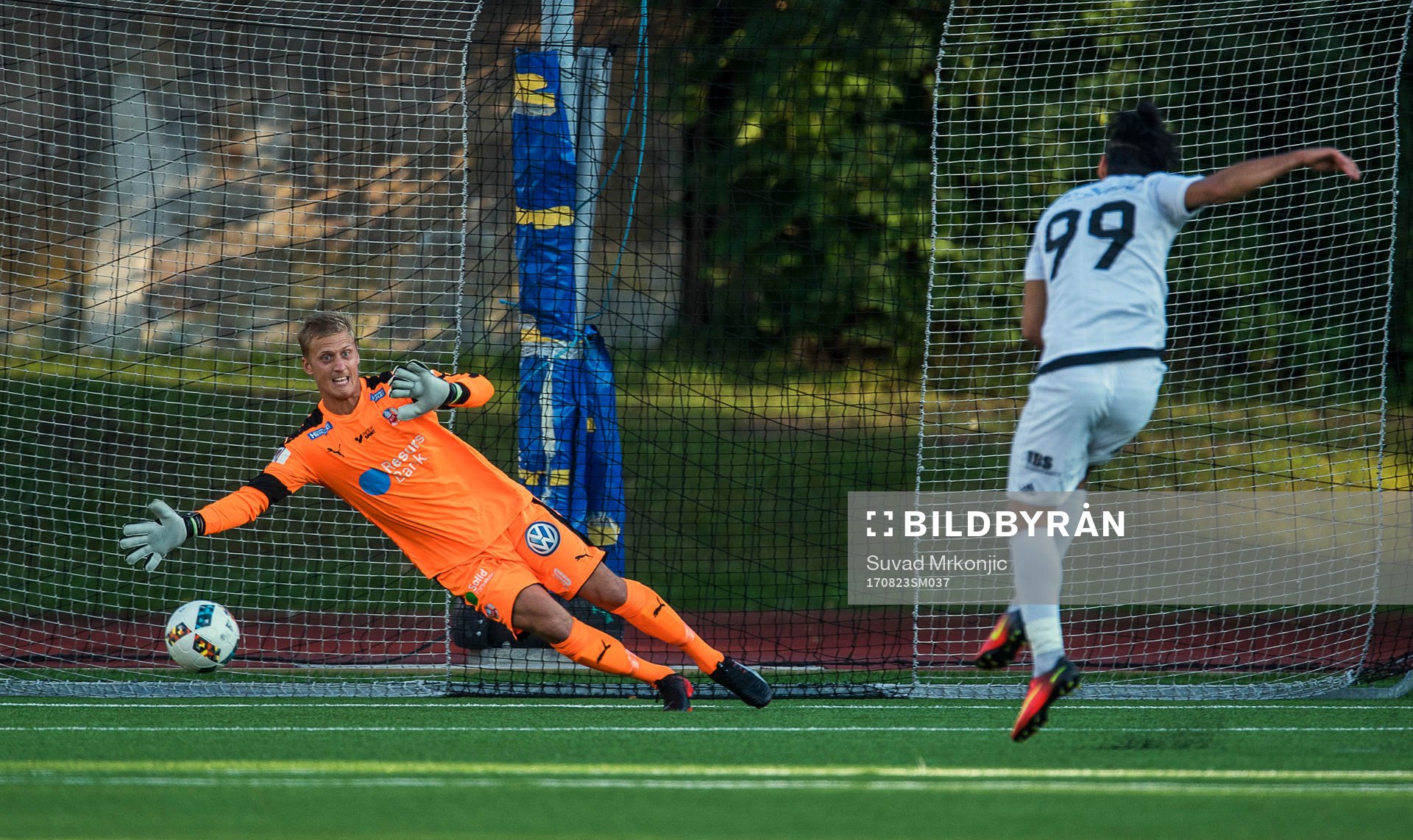 Oskarshamns Peiman Eliassi gör 1-2 på staff bakom Helsingborgs målvakt Pär Hansson under fotbollsmatchen i Svenska cupen mellan Oskarshamn och Helsingborg den 23 augusti i Oskarshamn.
