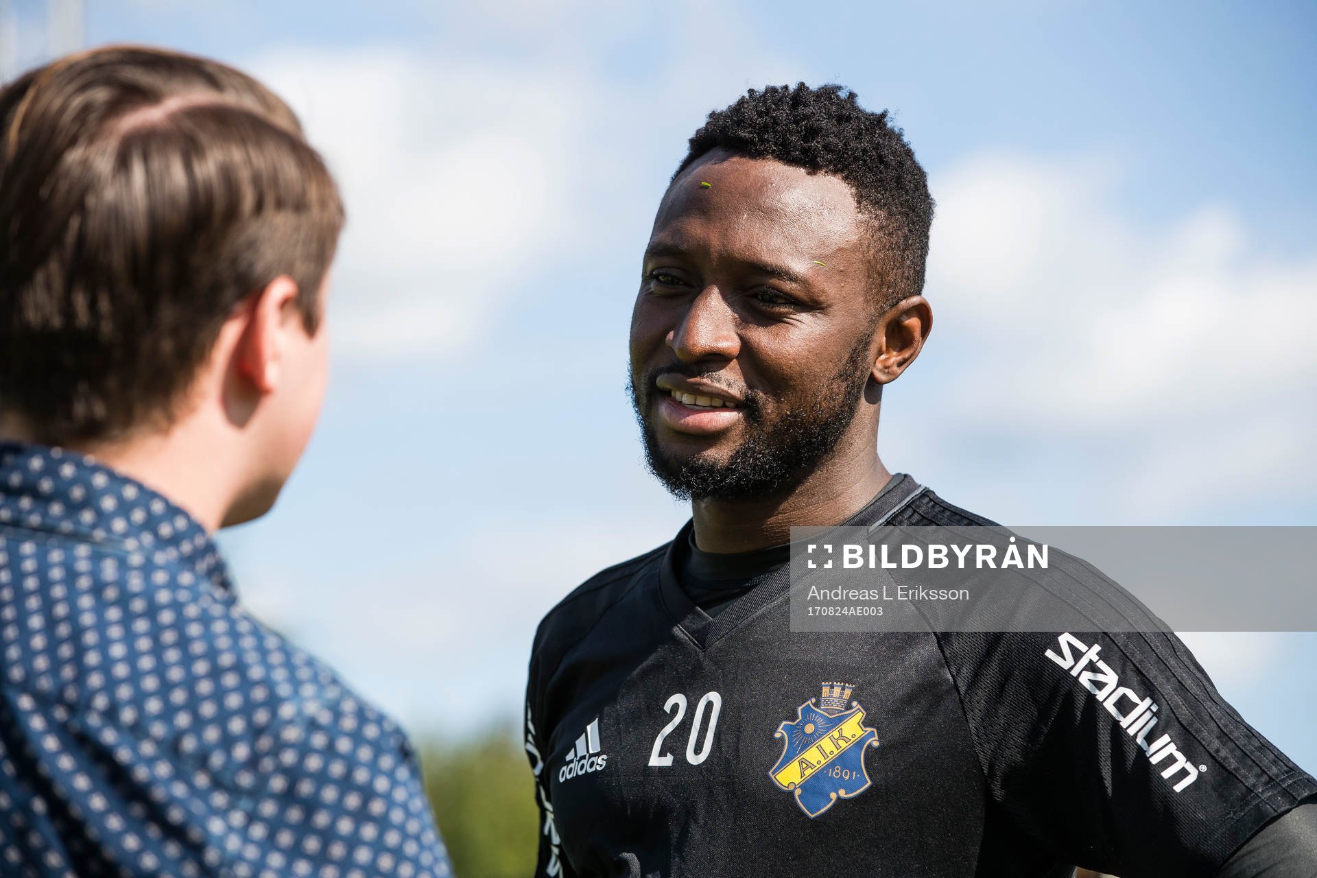 s Chinedu Ogbuke Obasi blir intervjuad av media