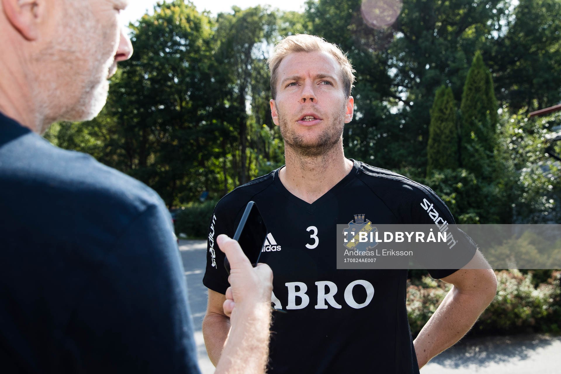 s Per Karlsson blir intervjuad av media