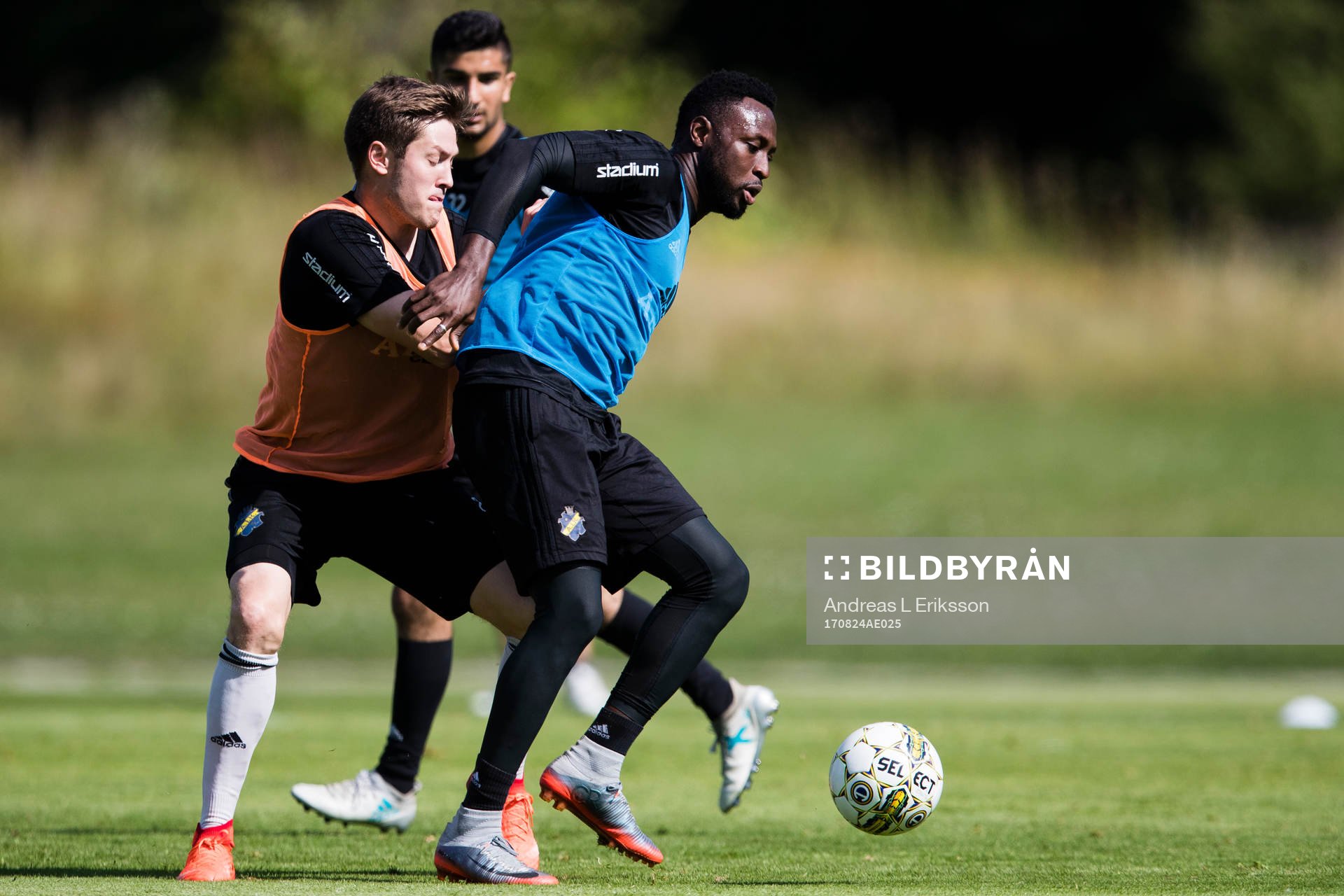 s Haukur Heidar Hauksson i kamp om bollen med Chinedu