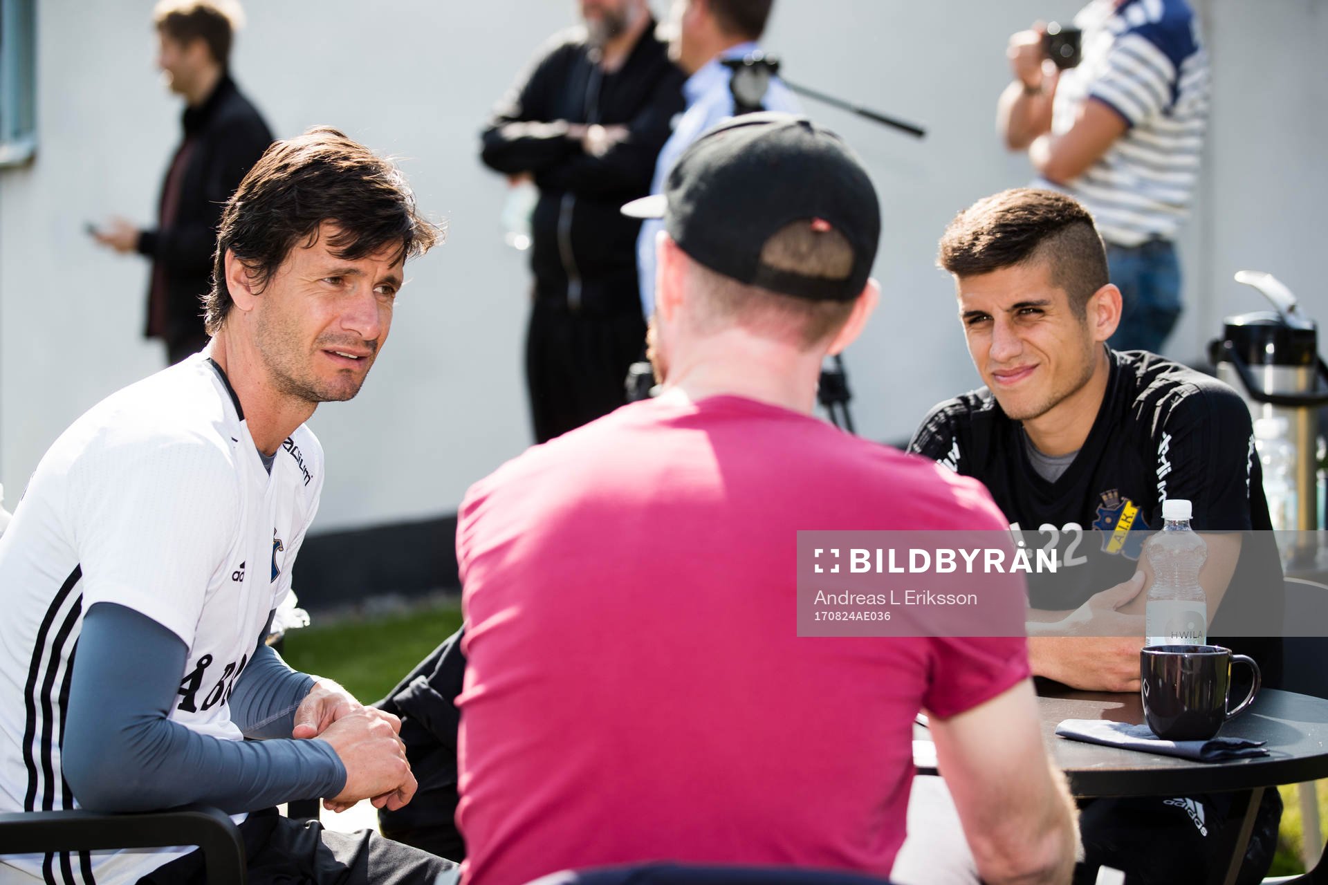 Iván Óbolo hjälper till med översättning när AIK:s Nicolas Marcelo Stefanelli blir intervjuad av media efter en träning med AIK den 24 augusti 2017 i Stockholm.