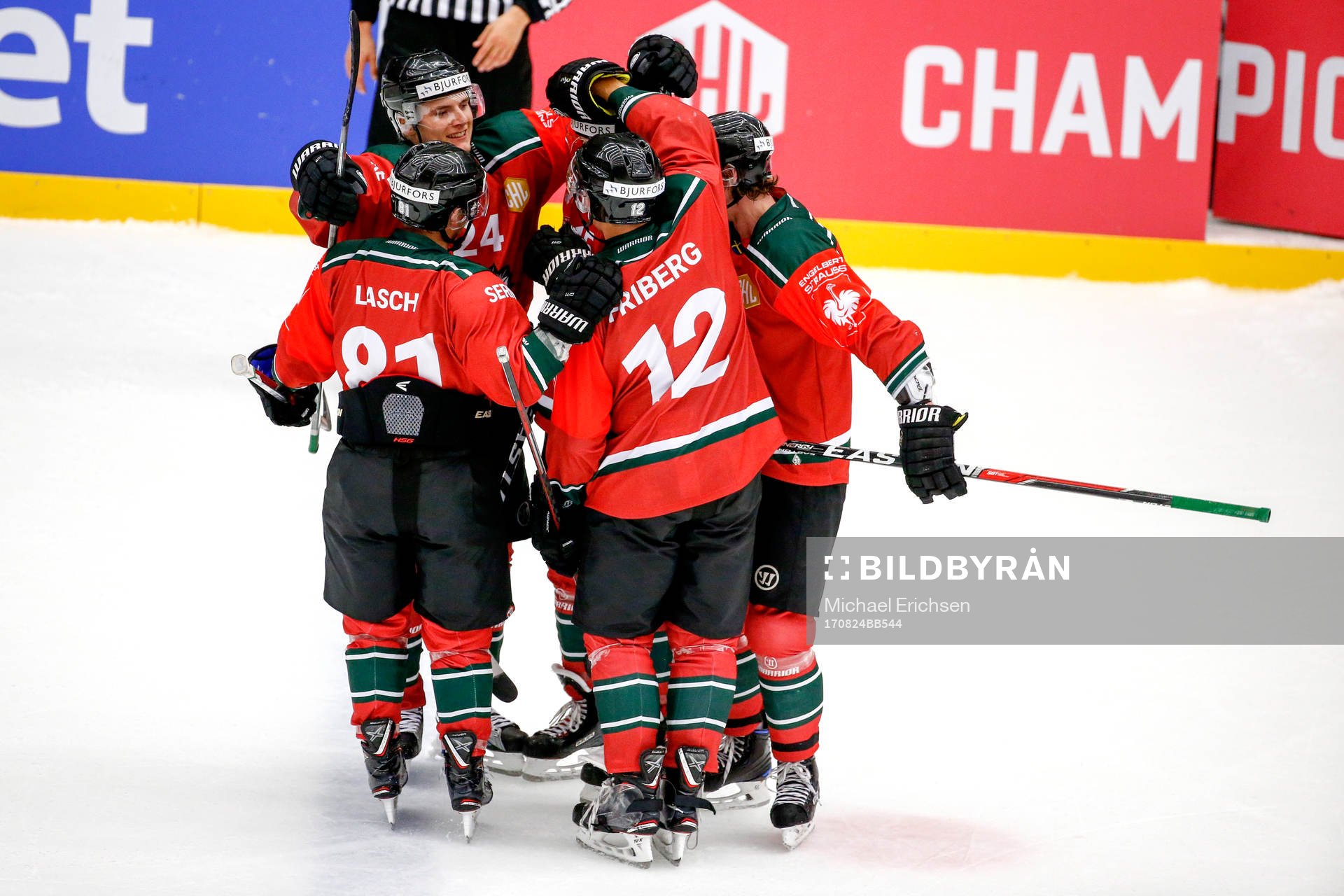 Frölundas Matt Donovan  jublar med lagkamrater