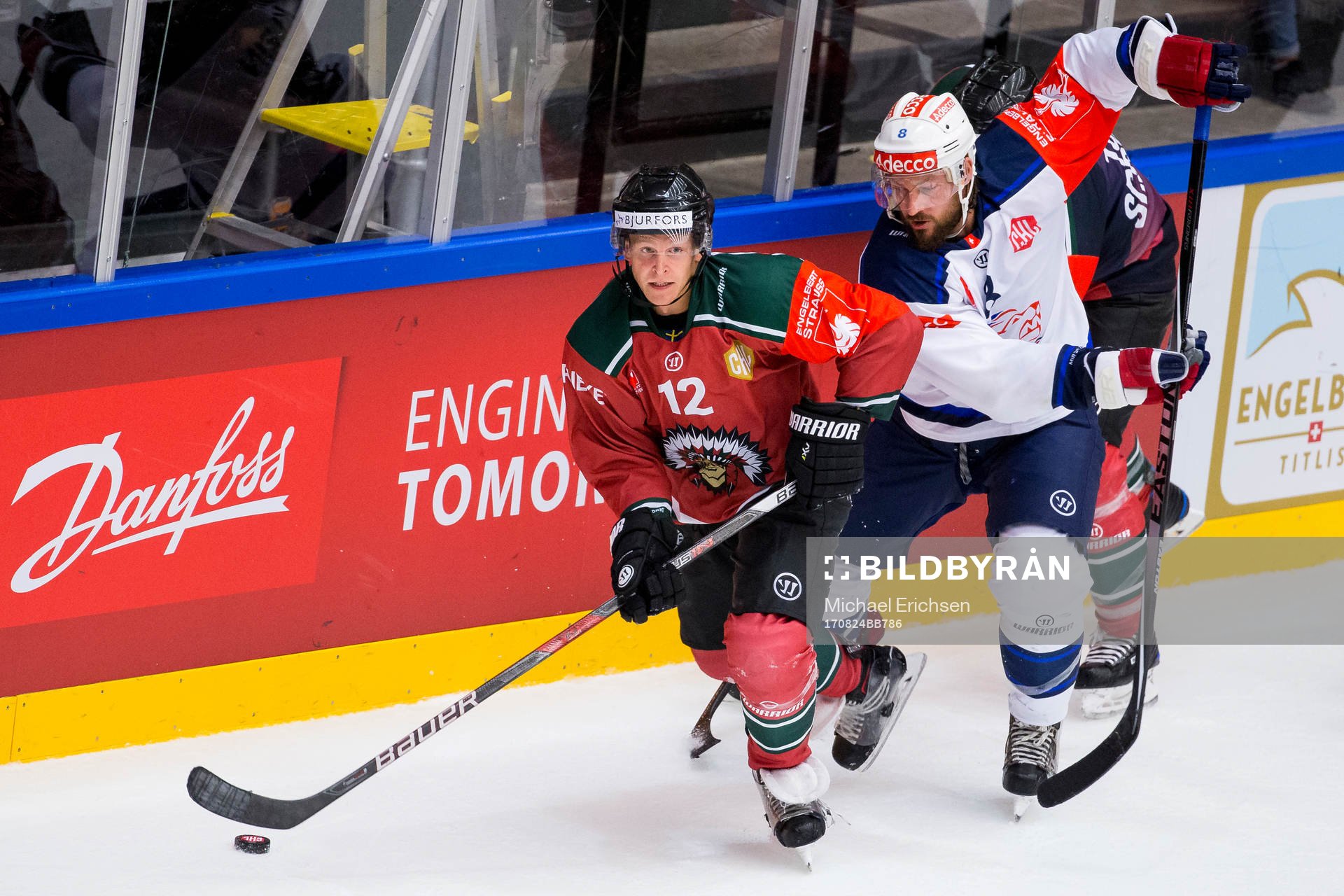 Frölundas Max Friberg före Zürichs Kevin Klein