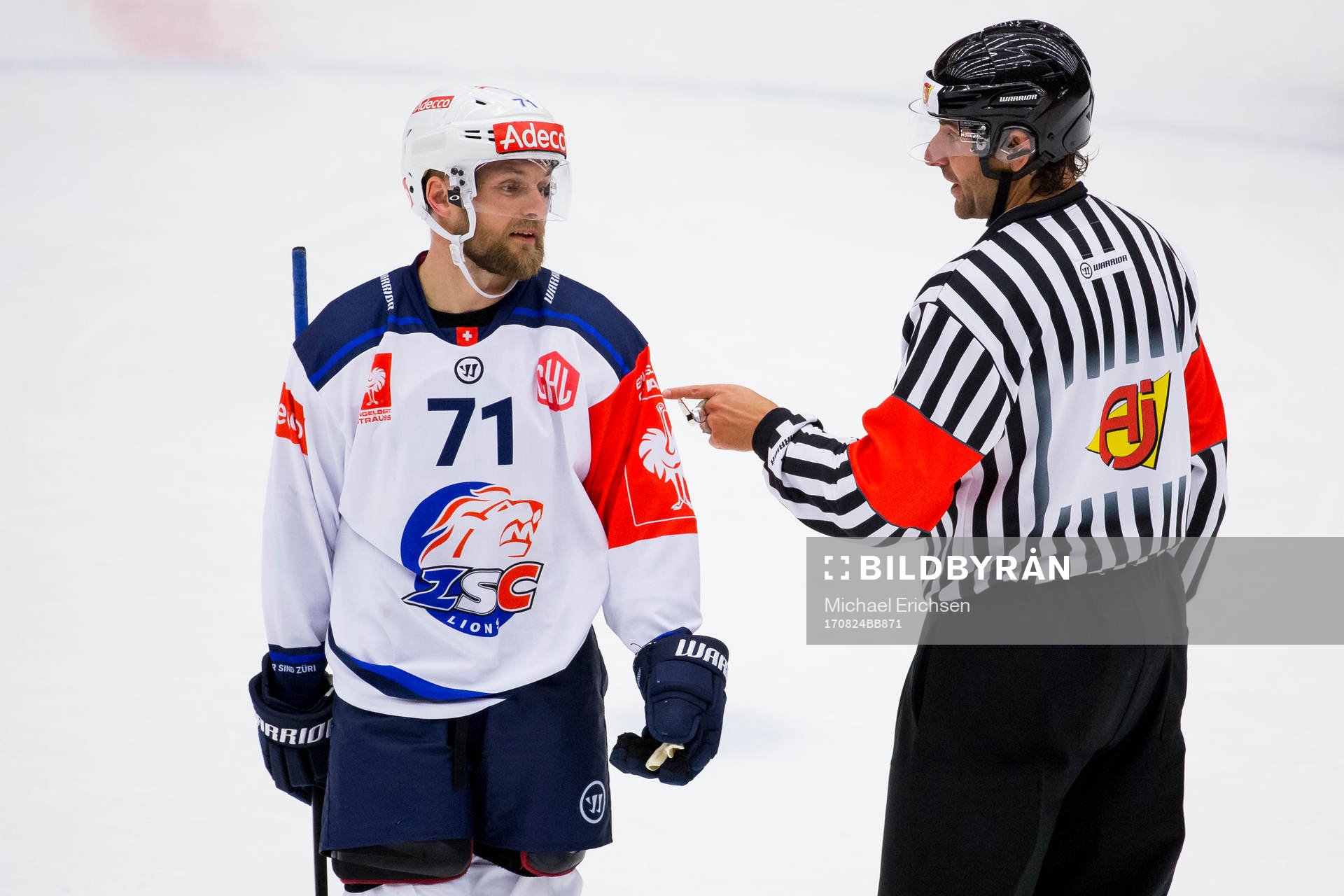 Zürichs Fredrik Pettersson i diskussion med domaren