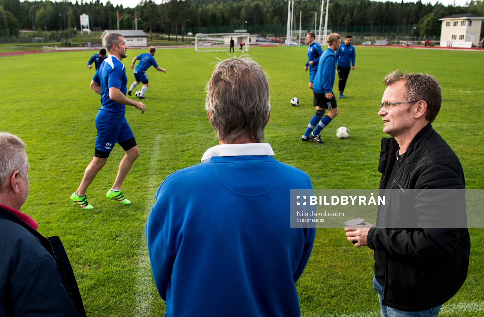 Kenneth Kile dricker kaffe när IFK Sundsvall tränar