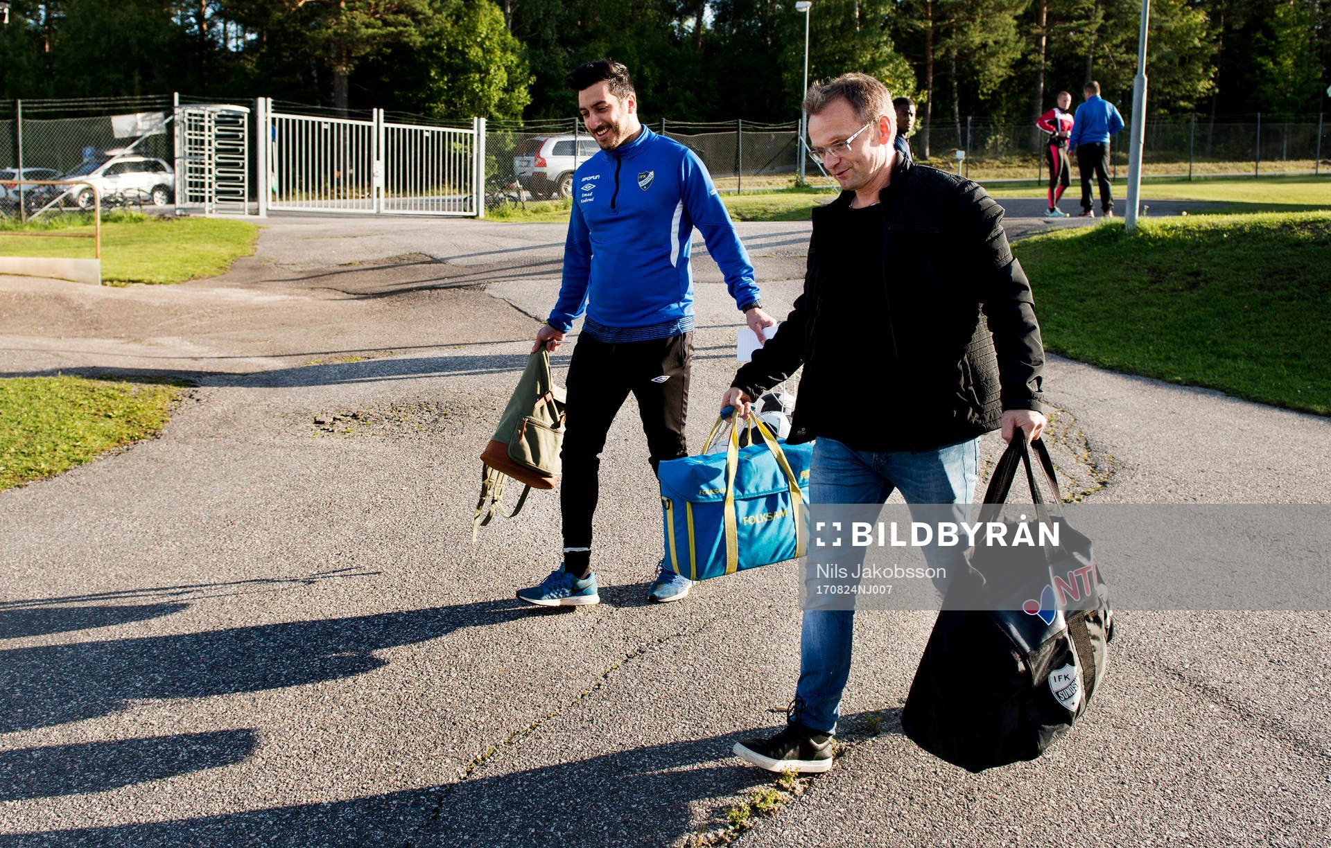 Tränare Emad Nademi och Kenneth Kile bäör utrustning
