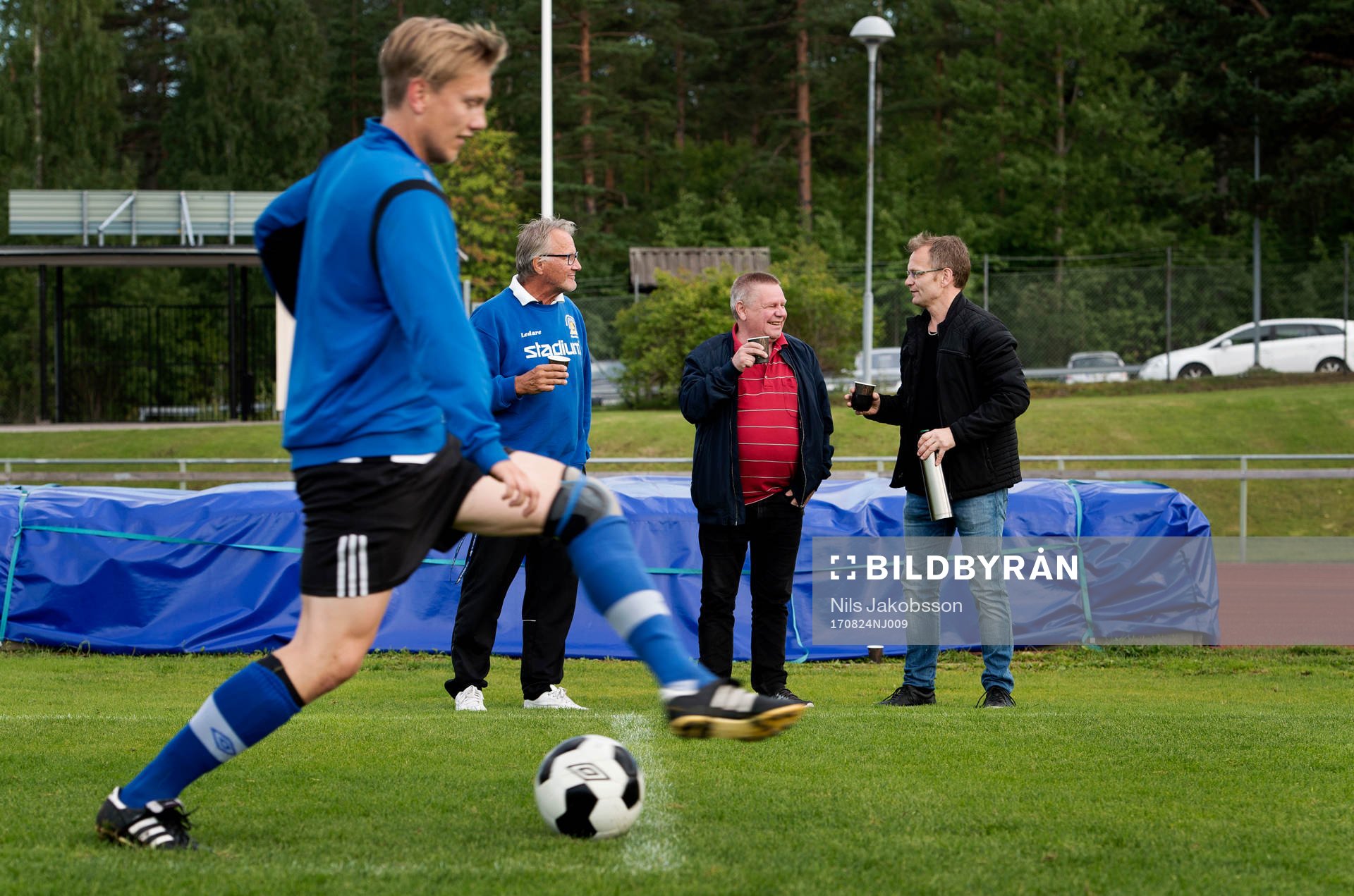 Tobias Strandlund gör en överstegsfint och Lars Bodin,