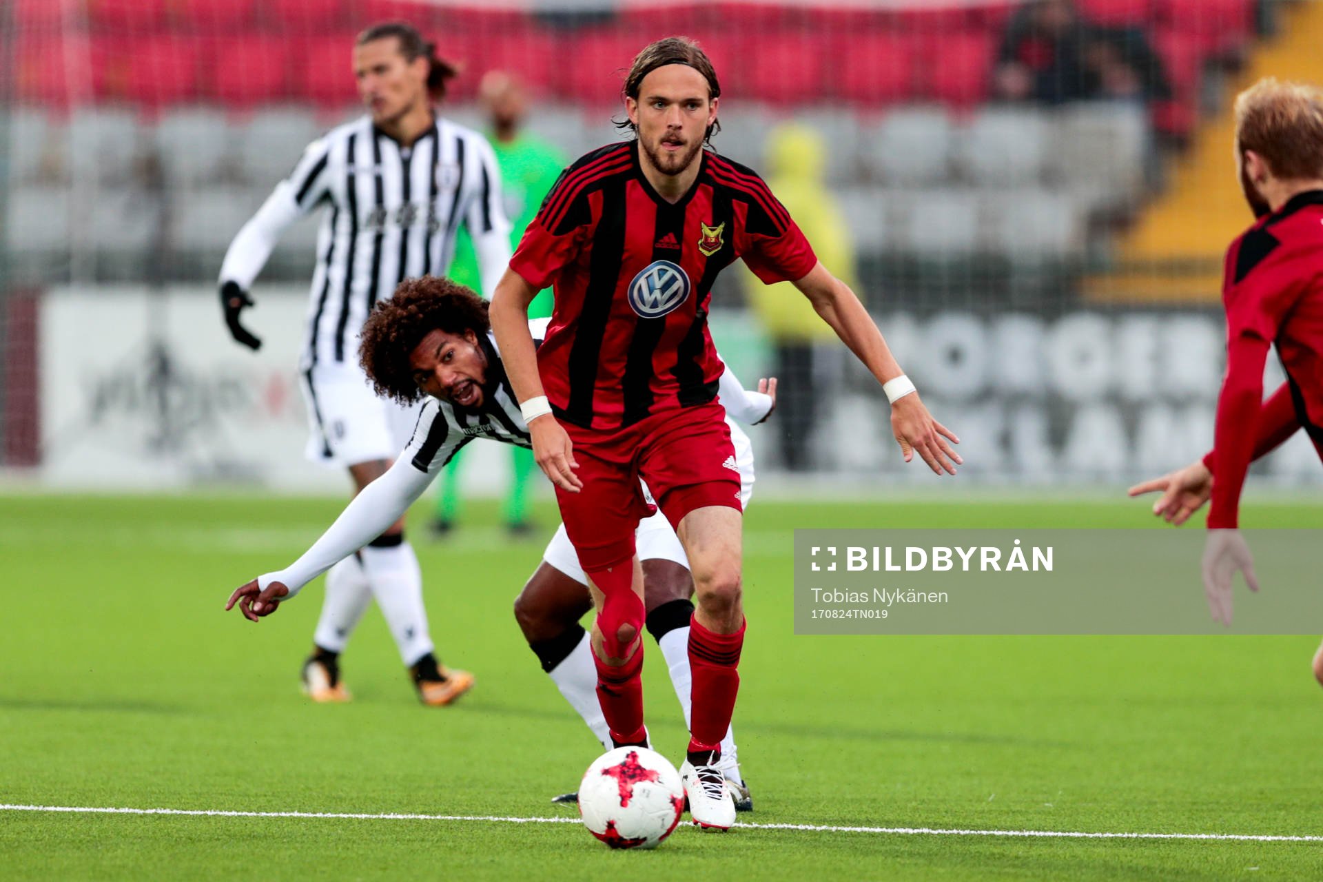 PAOK:s Diego Biseswar och Östersunds Tom Pettersson under fotbollsmatchen i playoff till Europa League mellan Östersund och PAOK den 24 augusti 2017 i Östersund.