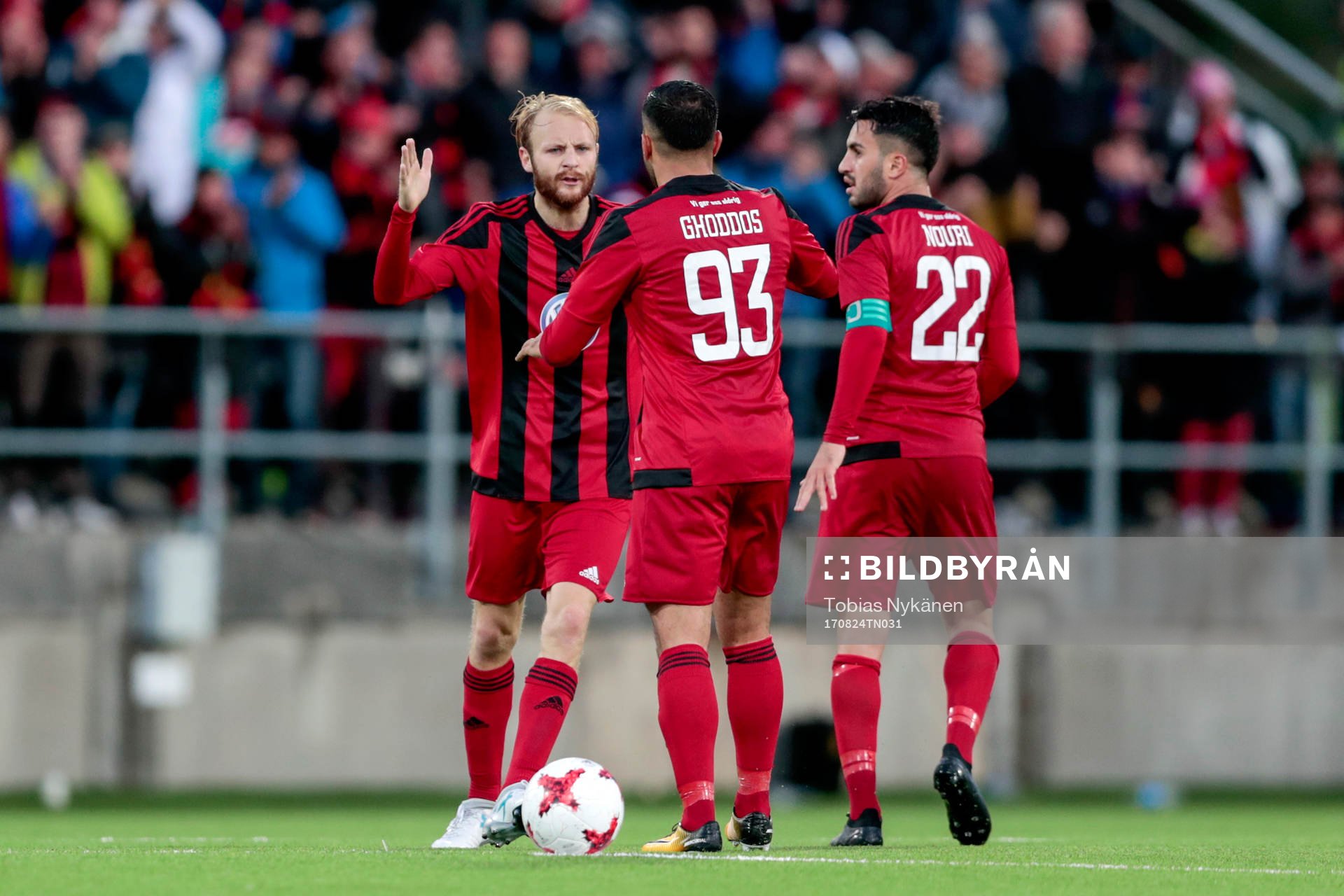 Östersunds Curtis Edwards jublar med lagkamrater