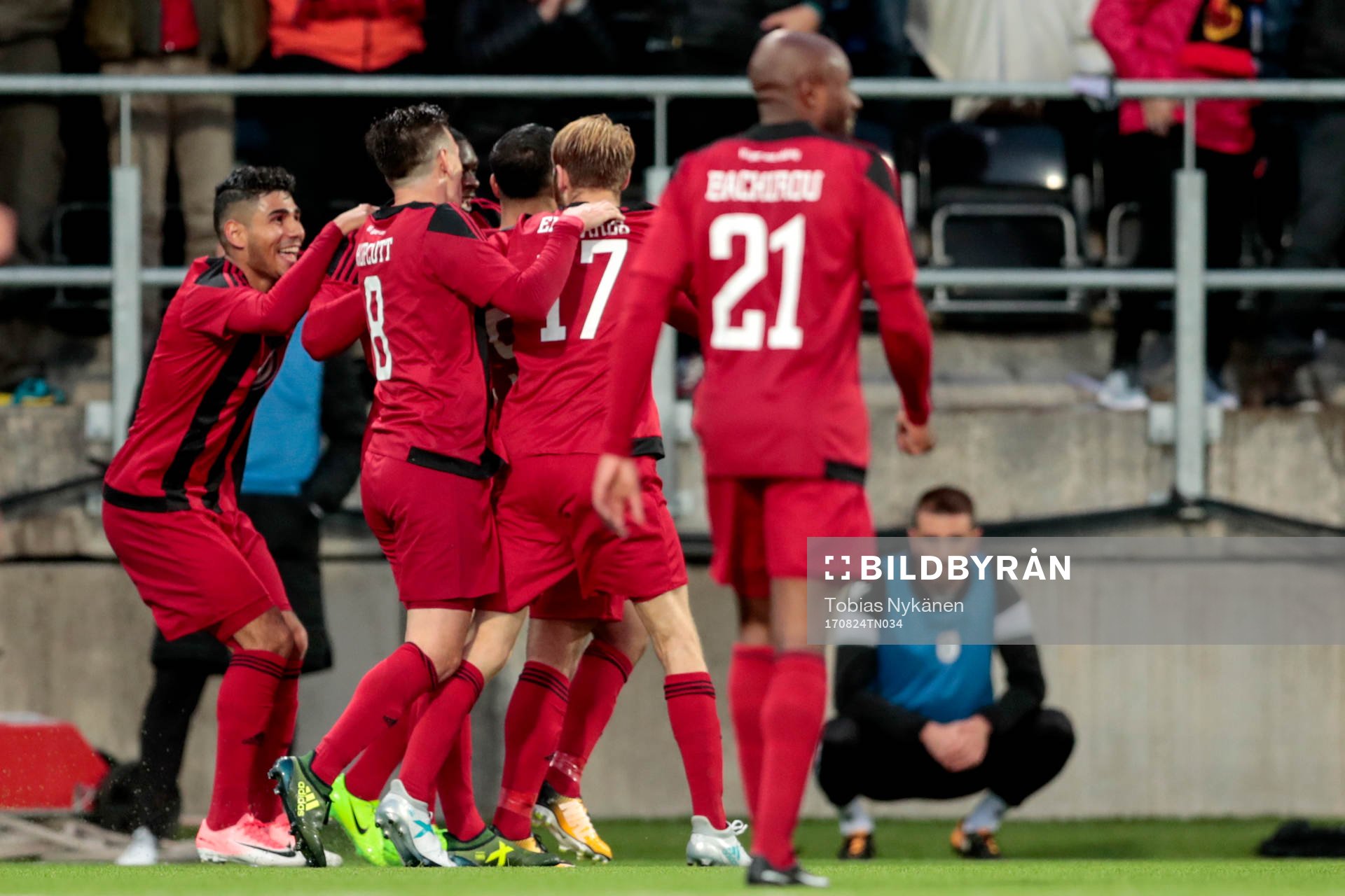 Östersunds Saman Ghoddos jublar med lagkamrater