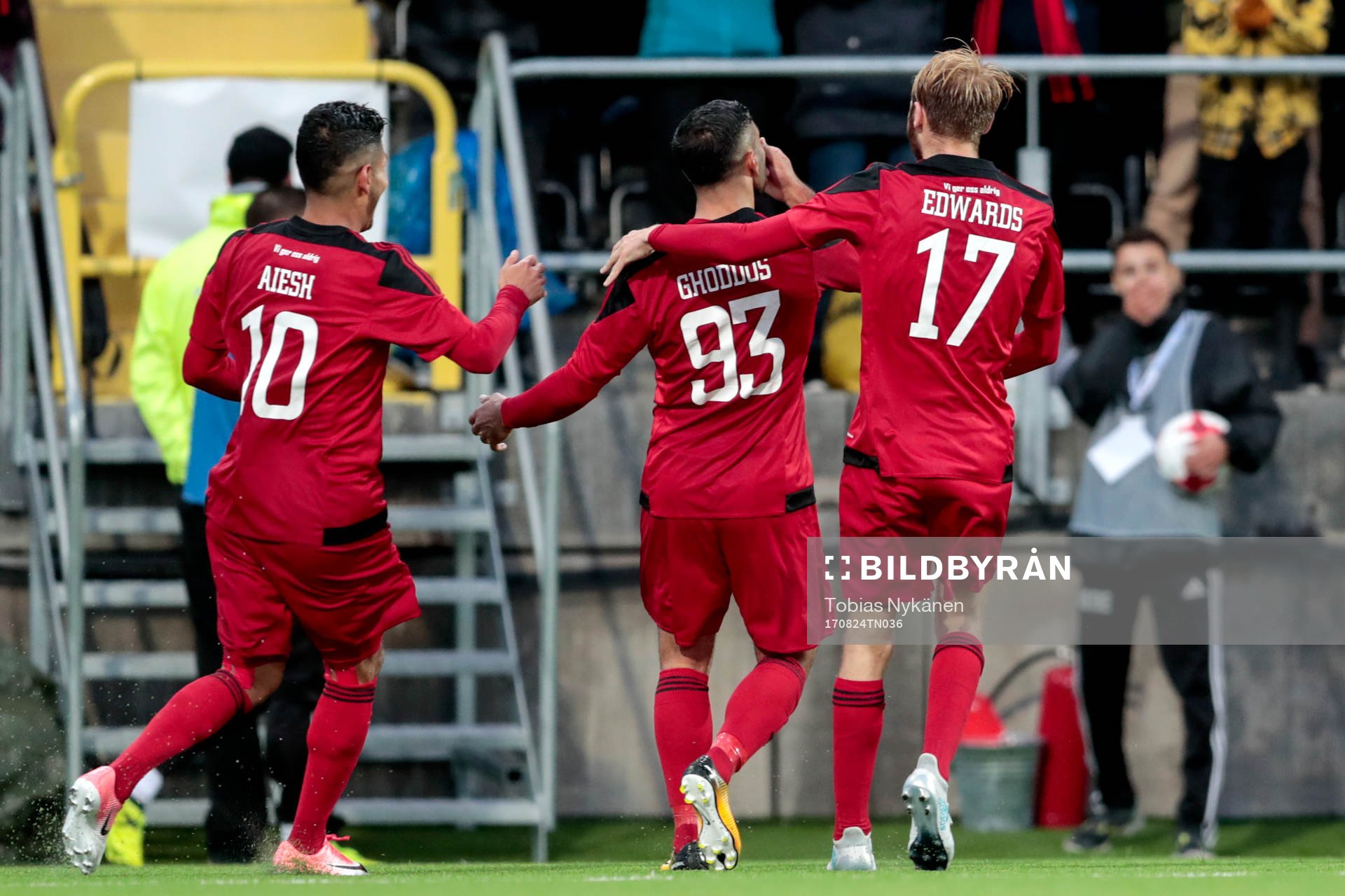 Östersunds Saman Ghoddos jublar med lagkamrater