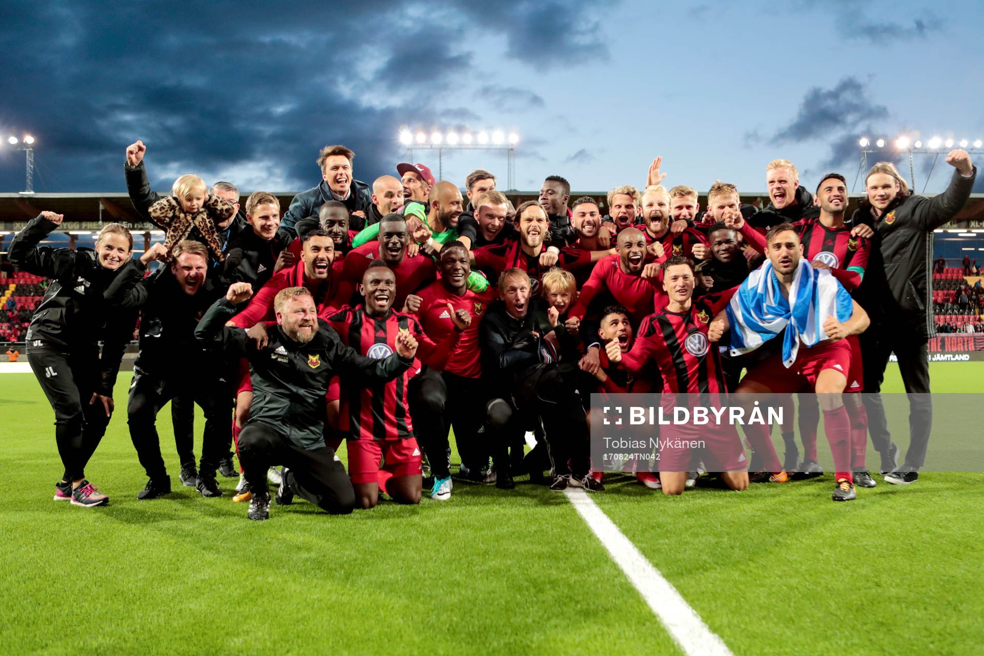 Östersunds spelare jublar efter fotbollsmatchen i playoff till Europa League mellan Östersund och PAOK den 24 augusti 2017 i Östersund.
