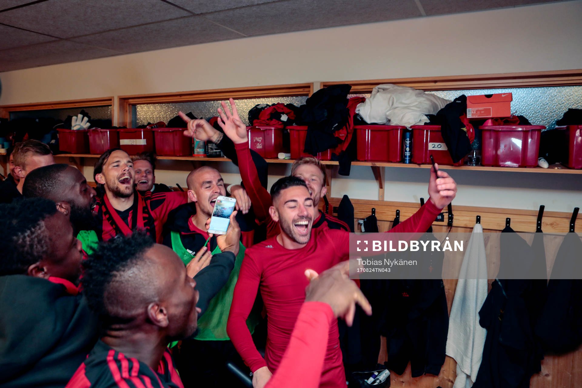 Östersunds spelare jublar i omklädningsrummet