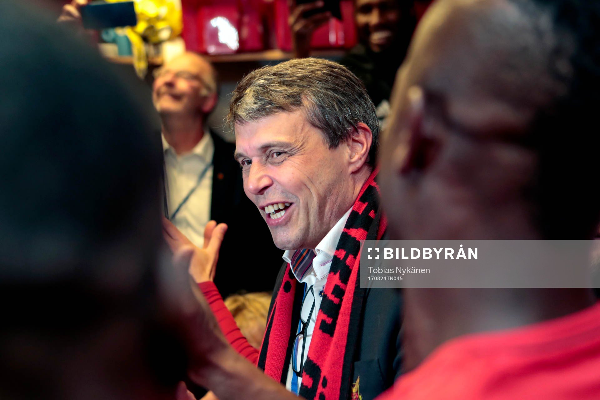 Östersunds ordförande Daniel Kindberg jublar i