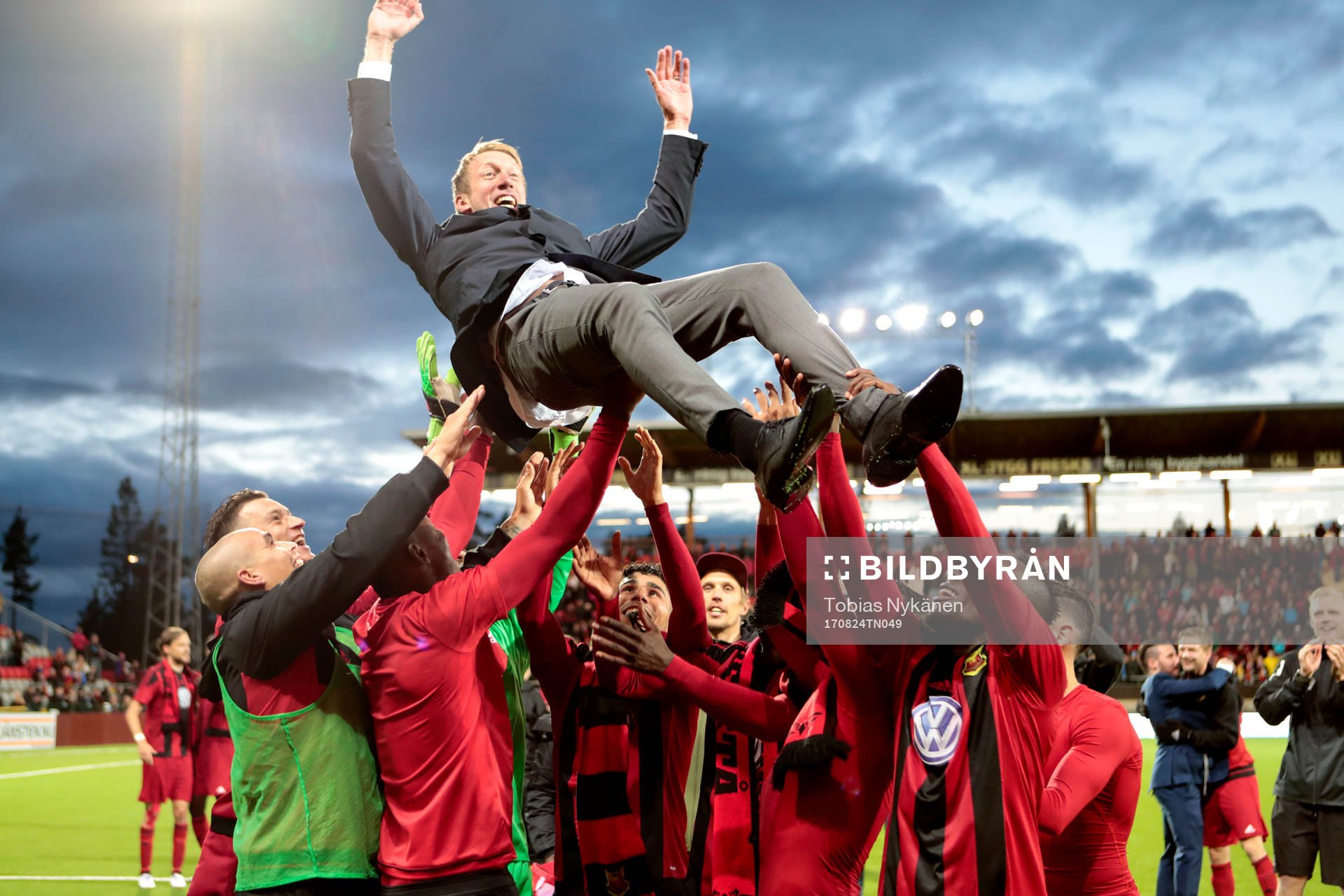 Östersunds spelare hissar tränare Graham Potter efter fotbollsmatchen i playoff till Europa League mellan Östersund och PAOK den 24 augusti 2017 i Östersund.