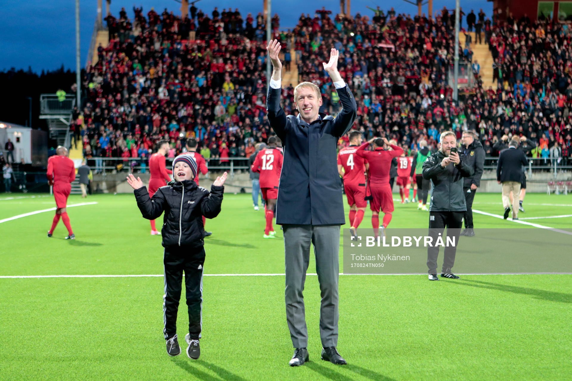 Östersunds tränare Graham Potter jublar