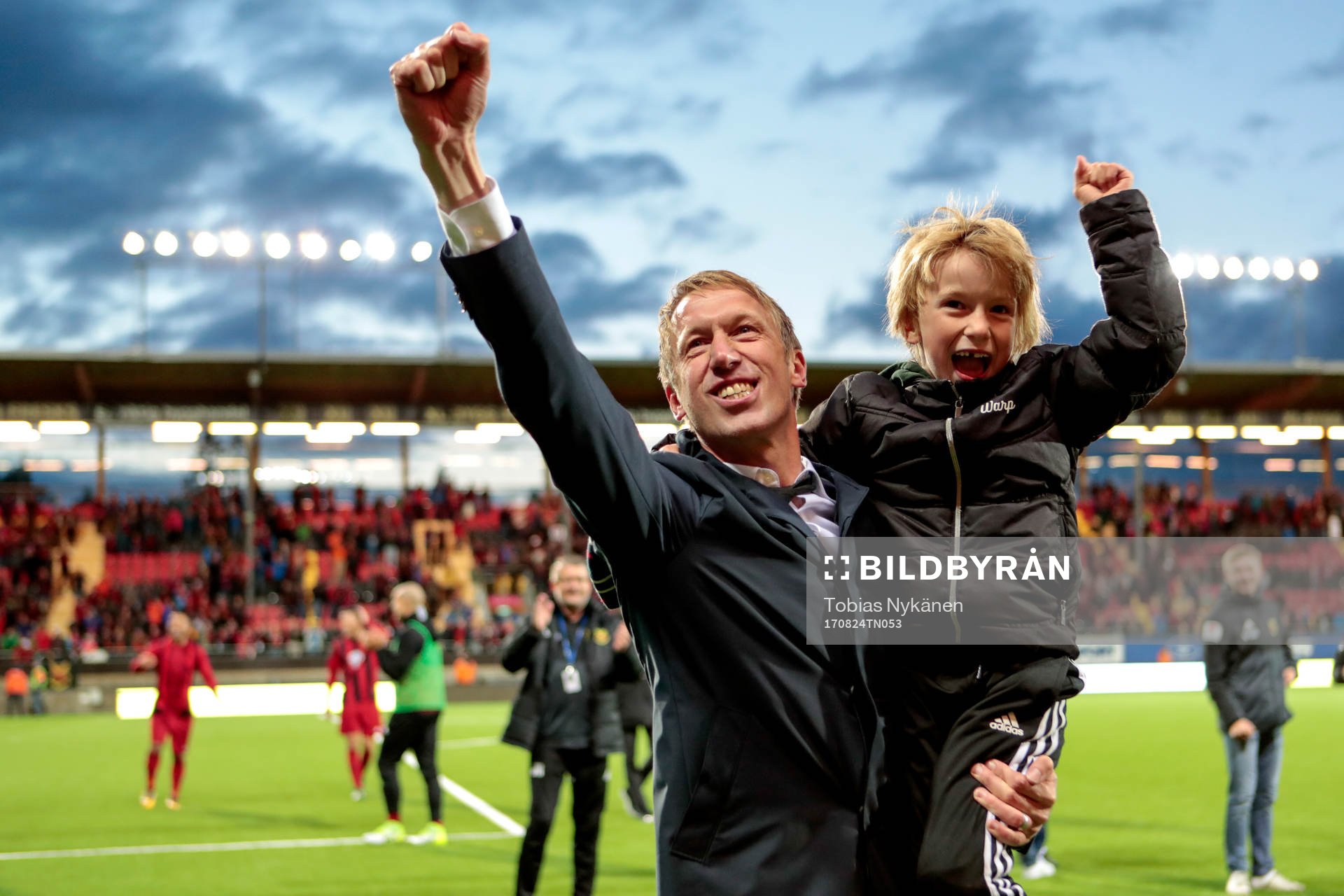 Östersunds tränare Graham Potter jublar