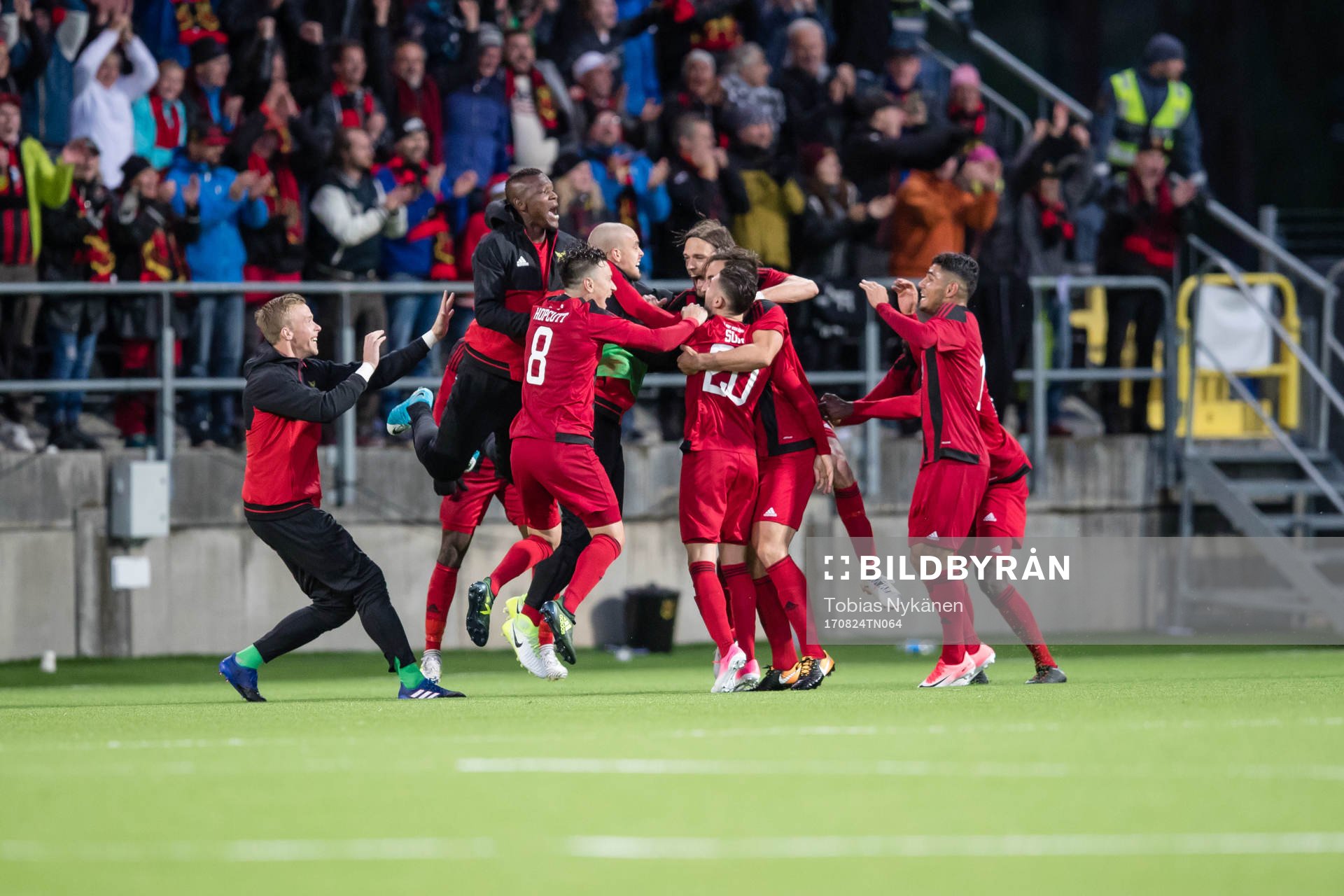 Östersund jublar efter att dom vunnit med 2-0 och avancerat till Europa League under fotbollsmatchen i playoff till Europa League mellan Östersund och PAOK den 24 augusti 2017 i Östersund.