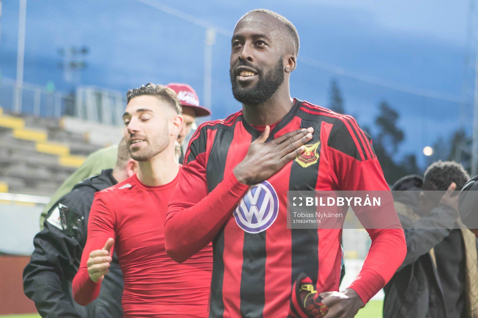 Östersunds Ronald Mukiibi tackar publiken