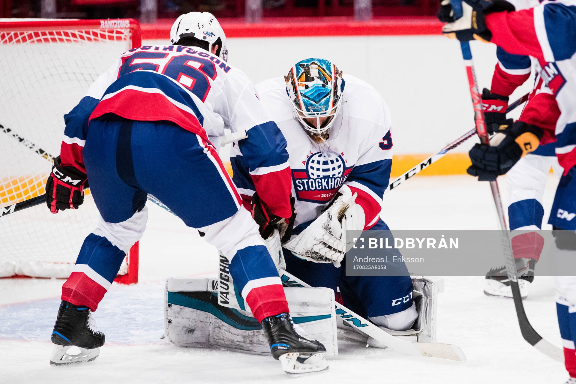 All Stars Stockholms Erik Gustafsson plockar pucken ur