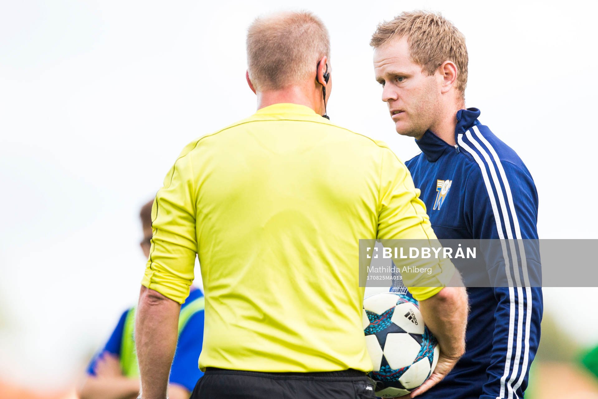 Wormos tränare Jonas Lindh i diskussion med domaren under en fotbollsmatch mellan Wormo och Högaborg i Division 3 Sydvästra Götaland den 25 augusti 2017 i Landskrona.
