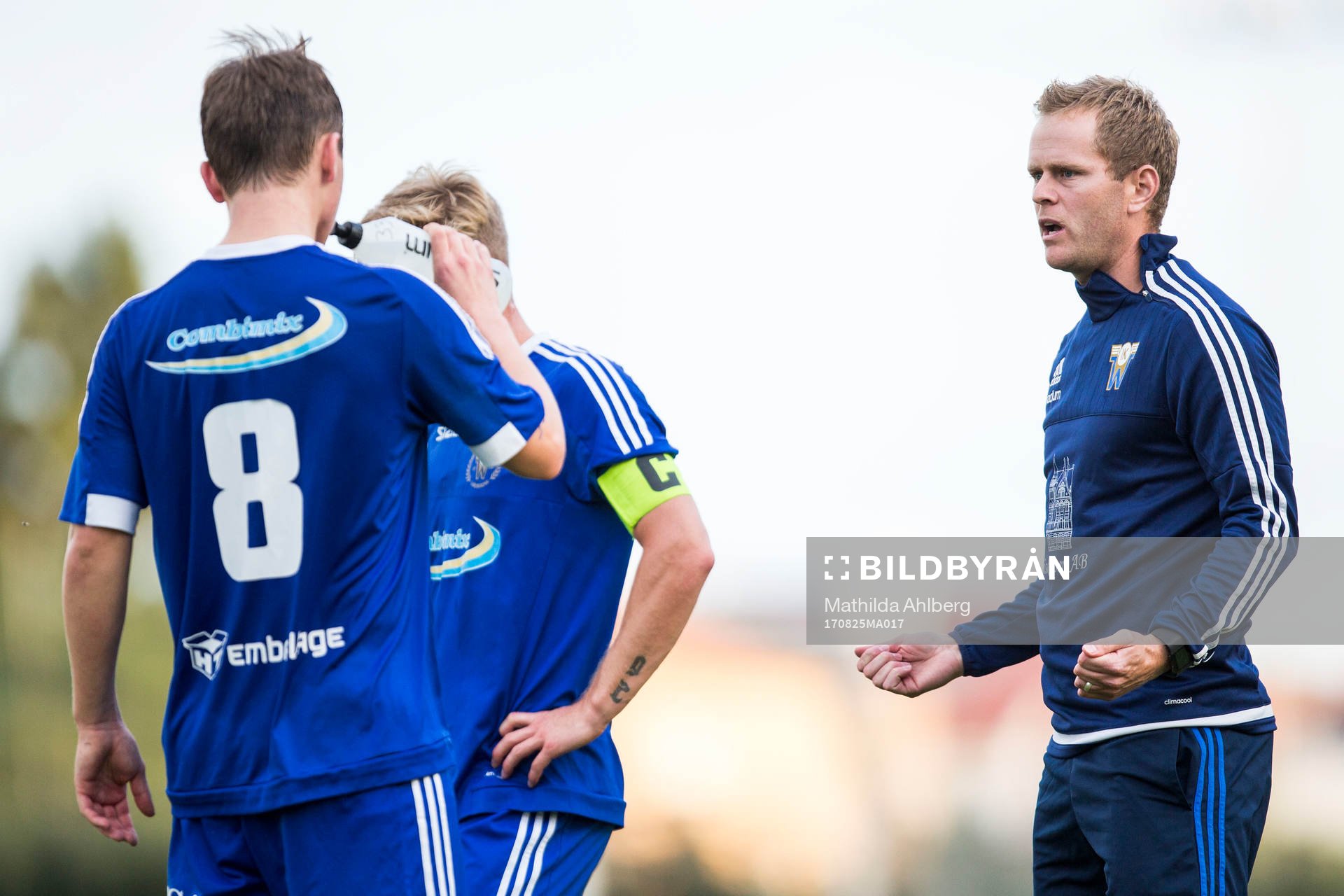 Wormos Ludvig Hegdal (ryggen mot kameran) och tränare