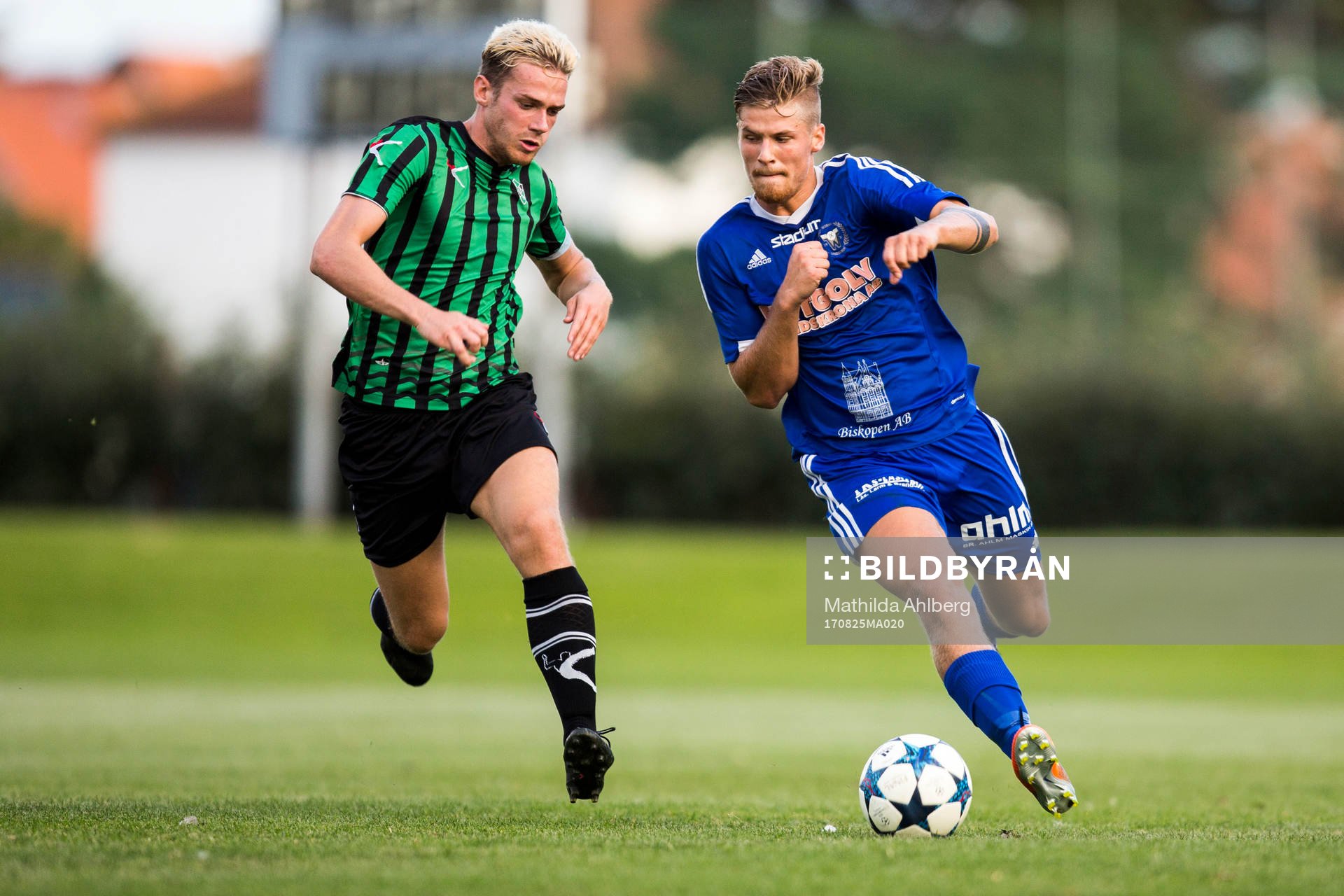 Högaborgs Markus Liuba och Wormos Alfred Cöster under en fotbollsmatch mellan Wormo och Högaborg i Division 3 Sydvästra Götaland den 25 augusti 2017 i Landskrona.