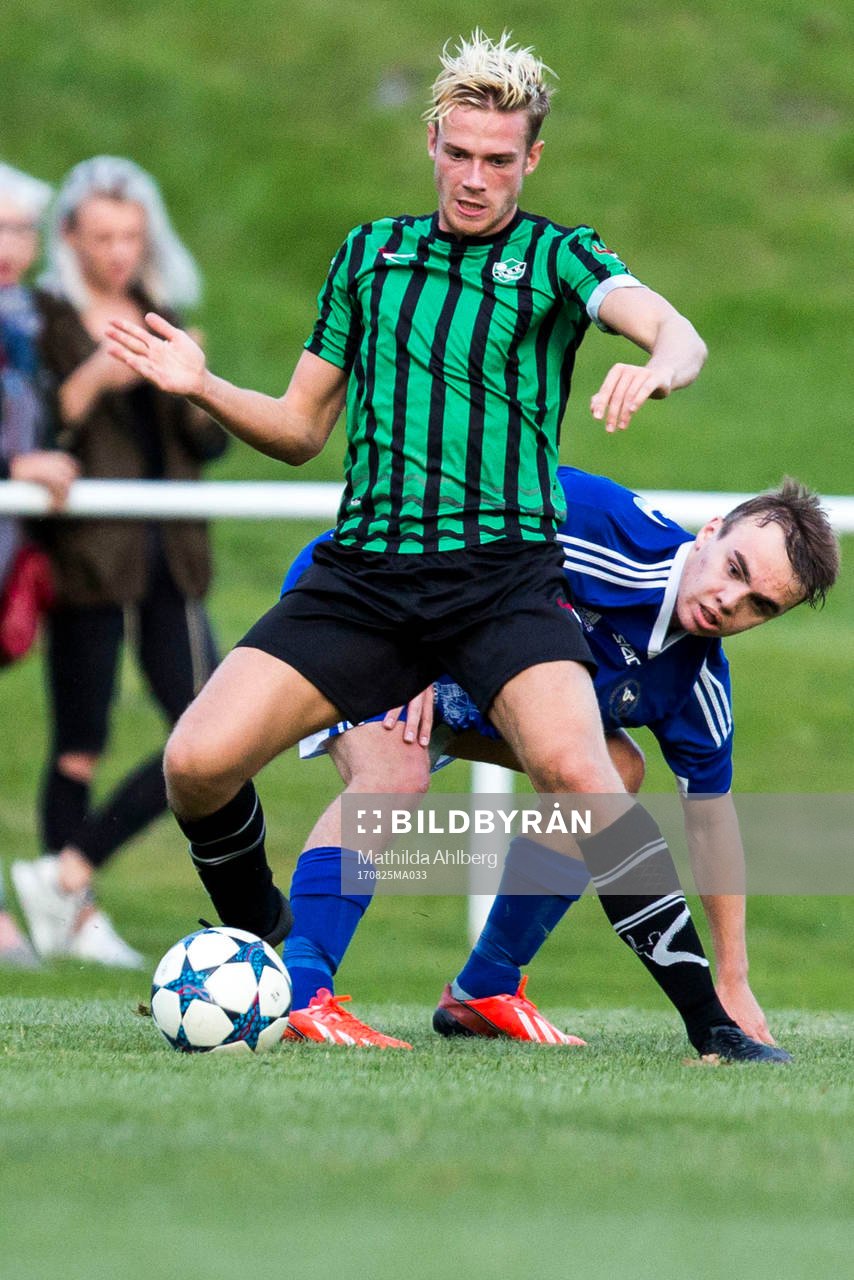 Högaborgs Markus Liuba och Wormos Ludvig Hegdal under en fotbollsmatch mellan Wormo och Högaborg i Division 3 Sydvästra Götaland den 25 augusti 2017 i Landskrona.