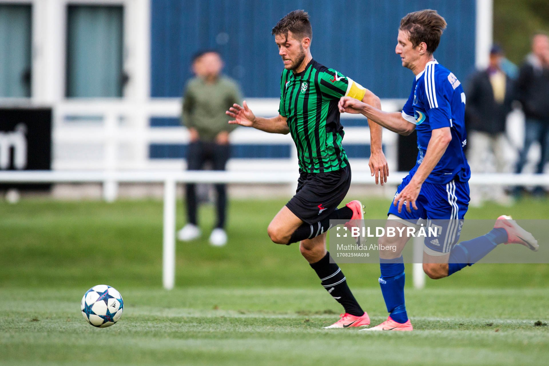 Högaborgs Matthias Holenstein och Wormos Benjamin Bekic under en fotbollsmatch mellan Wormo och Högaborg i Division 3 Sydvästra Götaland den 25 augusti 2017 i Landskrona.
