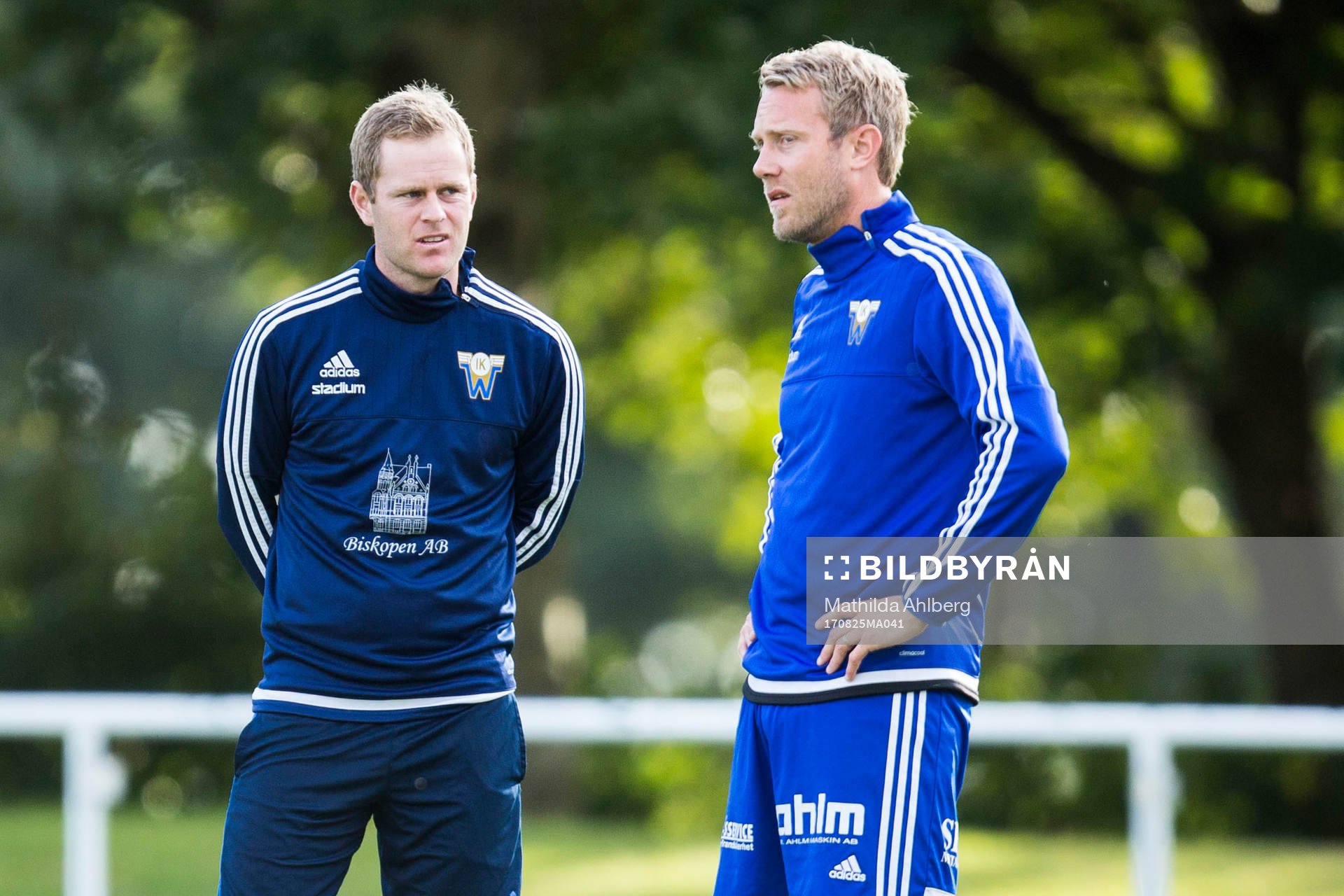 Wormos tränare Jonas Lindh och Johnny Lundberg inför en fotbollsmatch mellan Wormo och Högaborg i Division 3 Sydvästra Götaland den 25 augusti 2017 i Landskrona.