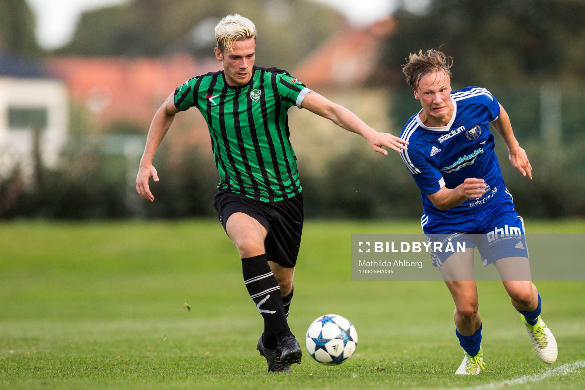 Högaborgs Markus Liuba och Wormos Philip Fransson under en fotbollsmatch mellan Wormo och Högaborg i Division 3 Sydvästra Götaland den 25 augusti 2017 i Landskrona.