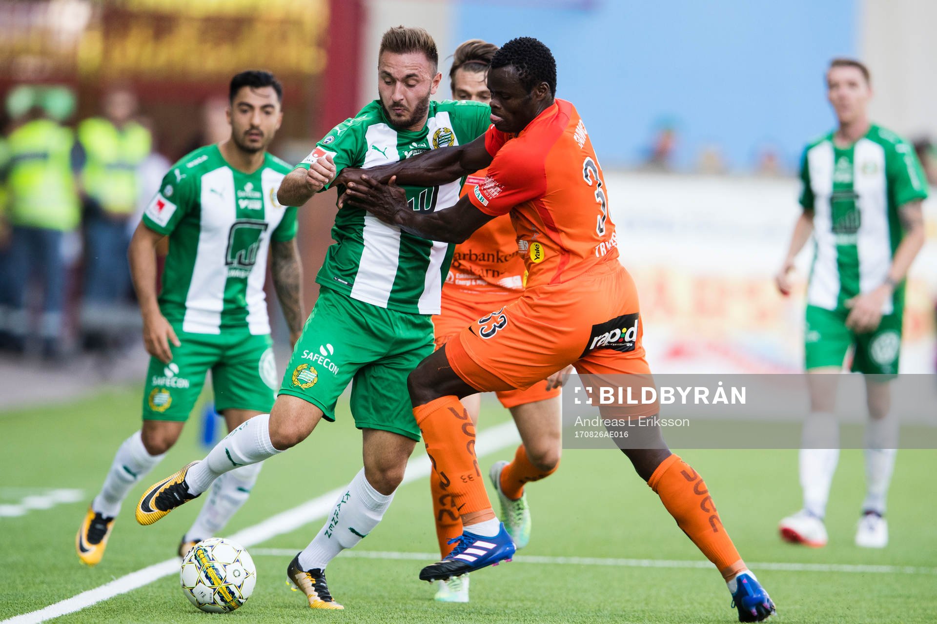 Hammarbys Muamer Tankovic i kamp om bollen med AFC