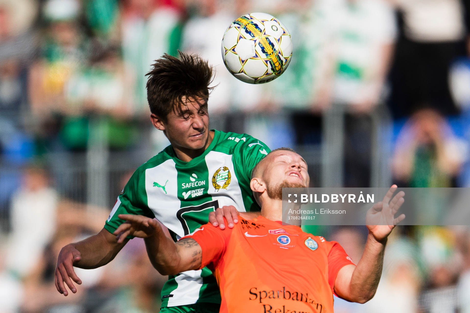 Hammarbys Leo Bengtsson i en nickduell med AFC Eskilstunas