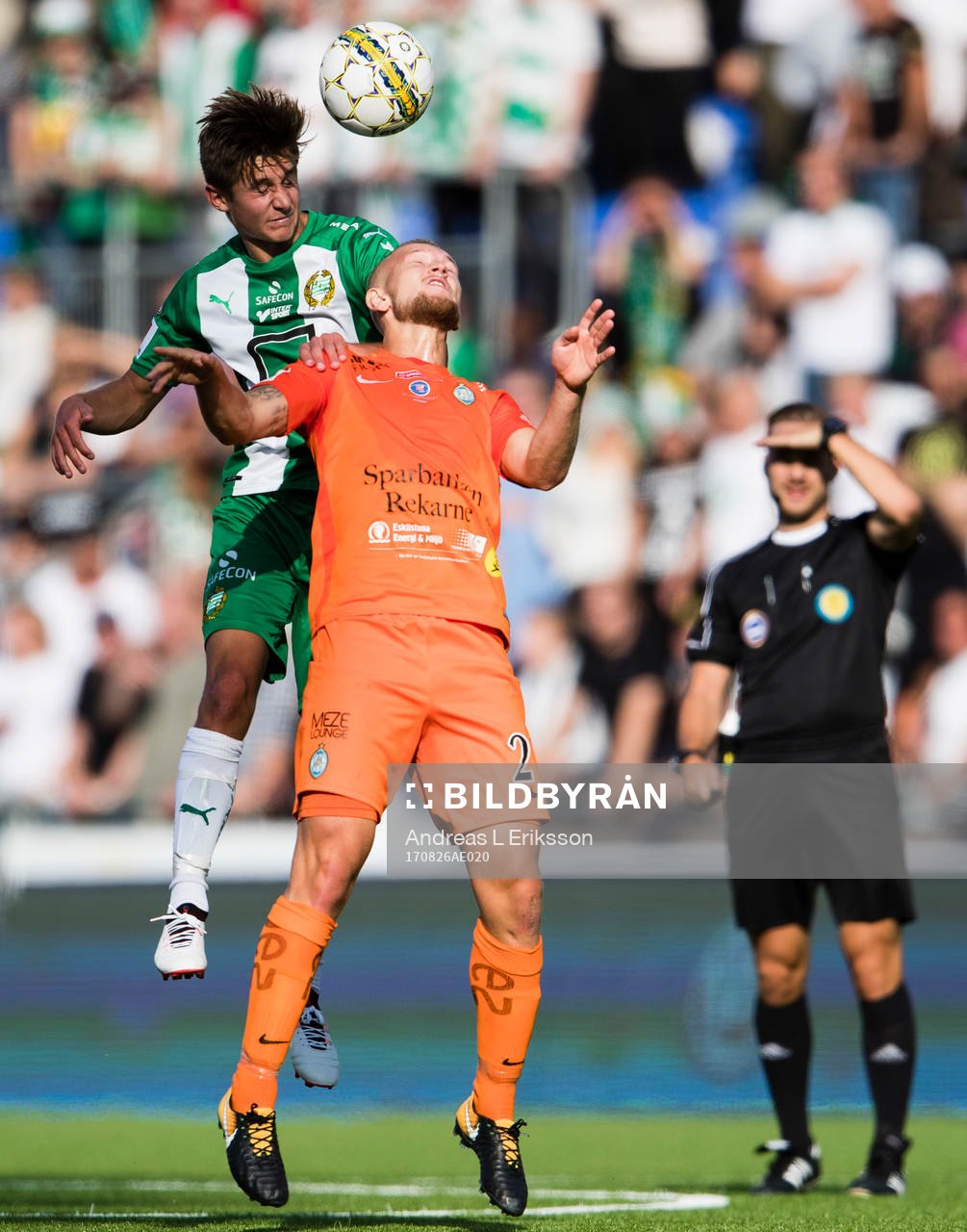 Hammarbys Leo Bengtsson i en nickduell med AFC Eskilstunas