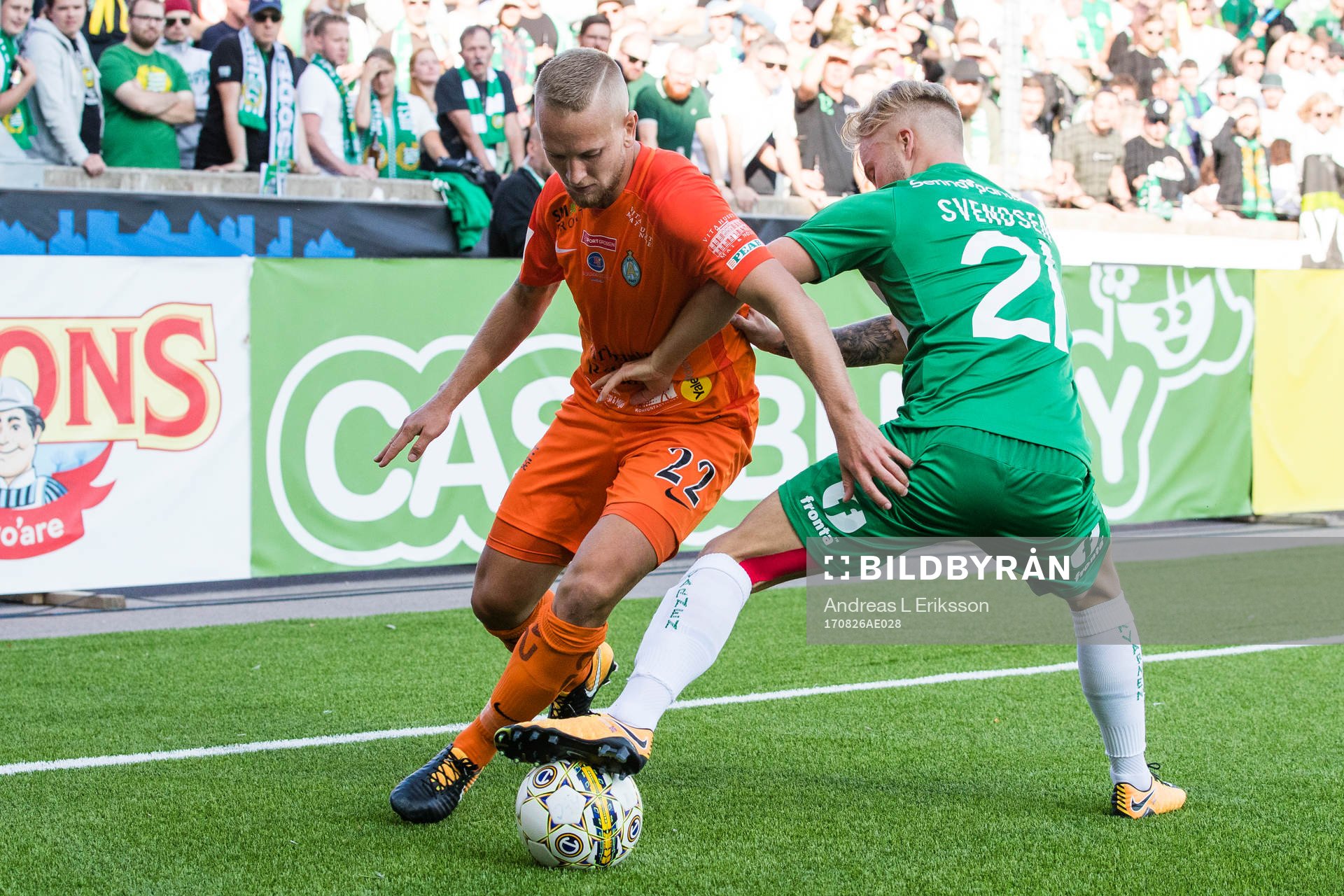 AFC Eskilstunas Alexander Michel i kamp om bollen med