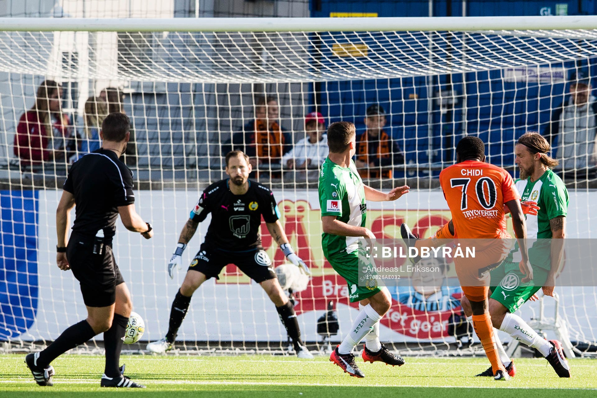 AFC Eskilstunas Chidi Omeje med ett skott förbi Hammarbys