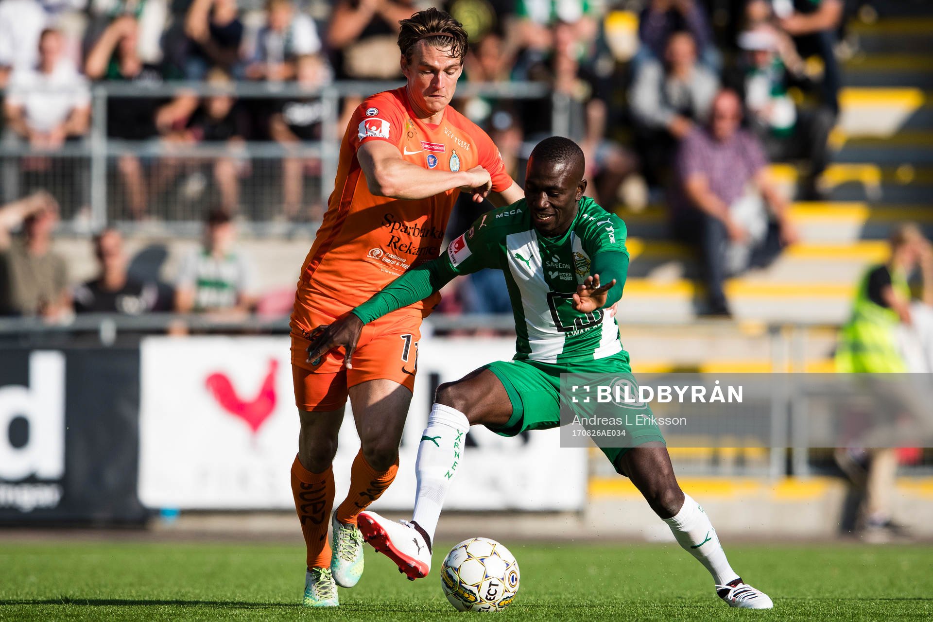 AFC Eskilstunas AFC Eskilstunas Andrew Fox i kamp om bollen