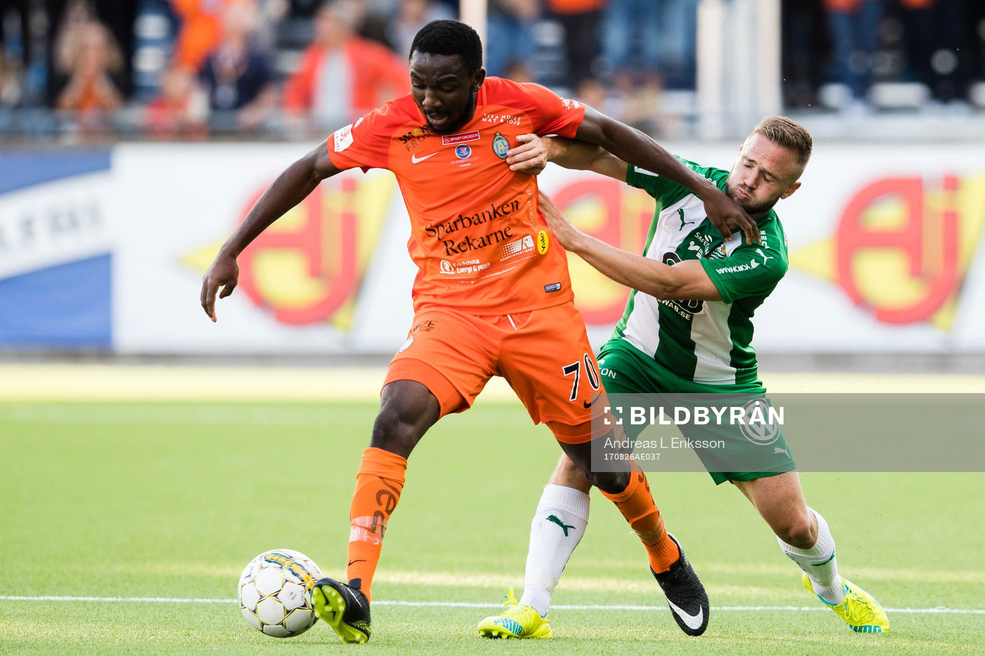 AFC Eskilstunas Chidi Omeje i kamp om bollen med Hammarbys