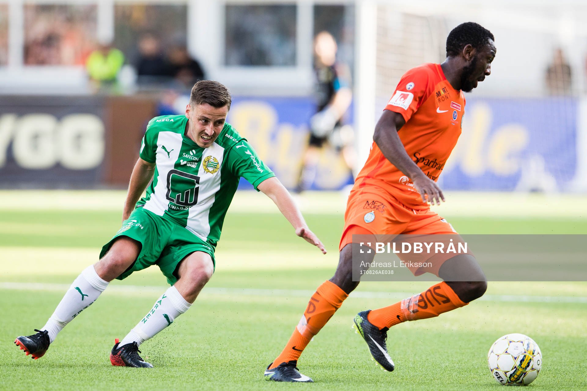 Hammarbys Jeppe Andersen och AFC Eskilstunas Chidi Omeje under fotbollsmatchen i Allsvenskan mellan AFC Eskilstuna och Hammarby den 26 augusti 2017 i Stockholm. 