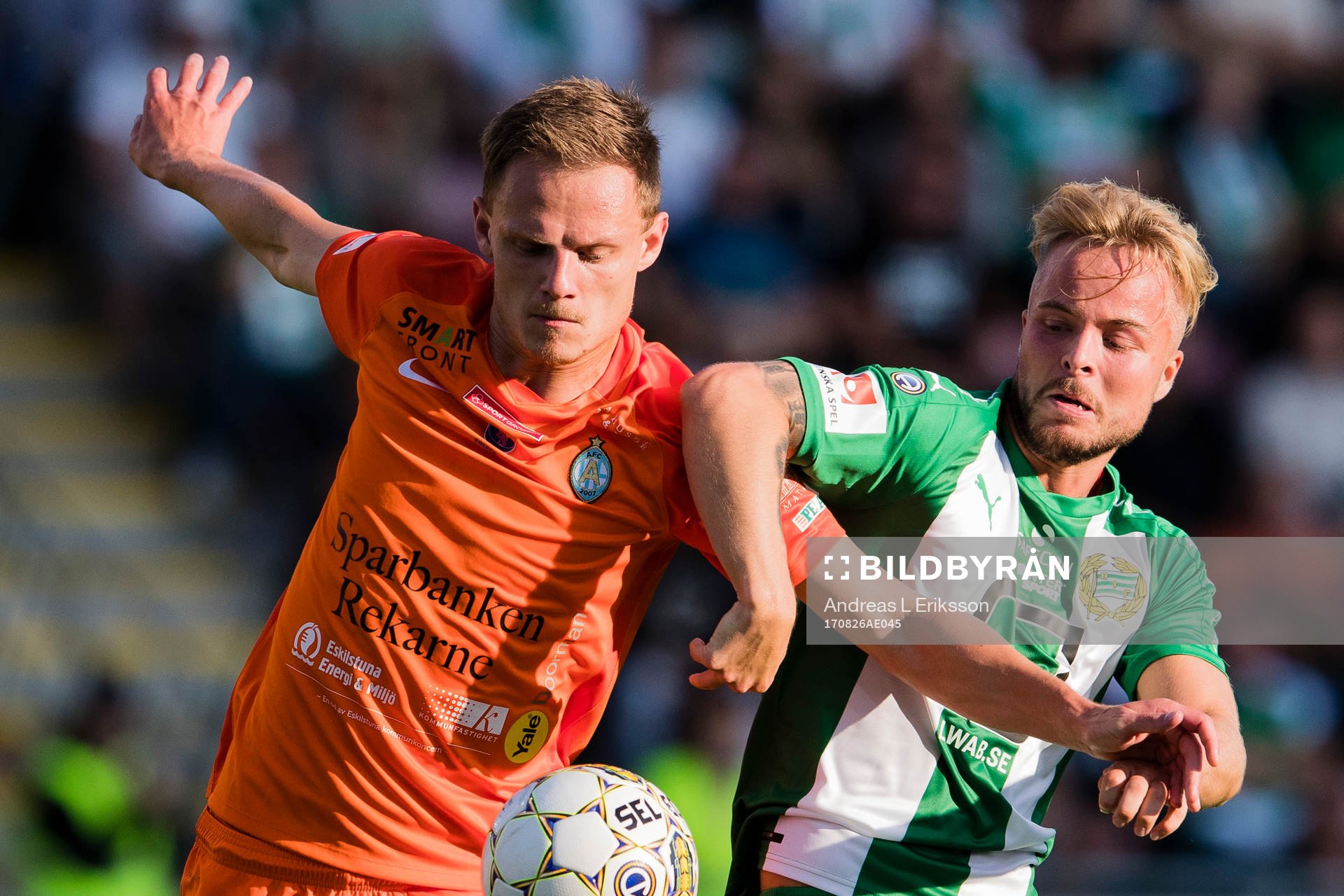 AFC Eskilstunas Simon Alexandersson i kamp om bollen med
