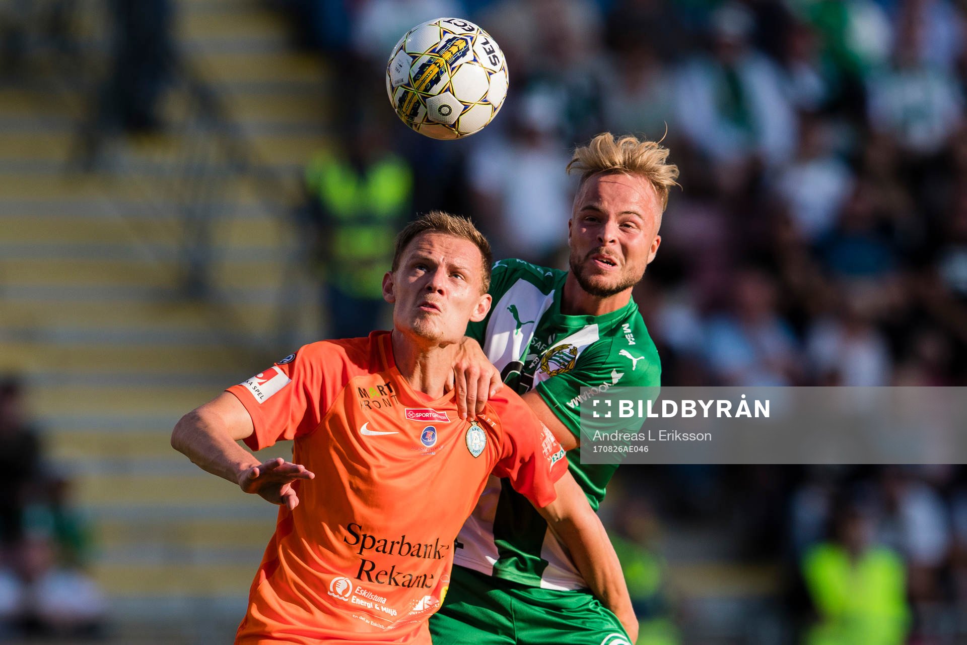 AFC Eskilstunas Simon Alexandersson i kamp om bollen med