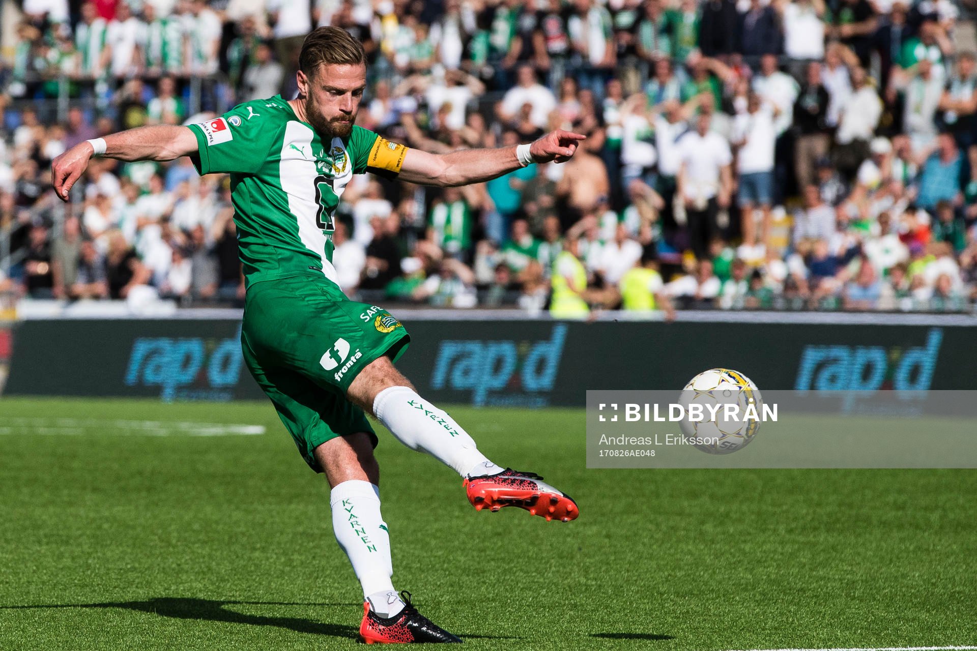 Hammarbys Arnór Smárason med ett skott