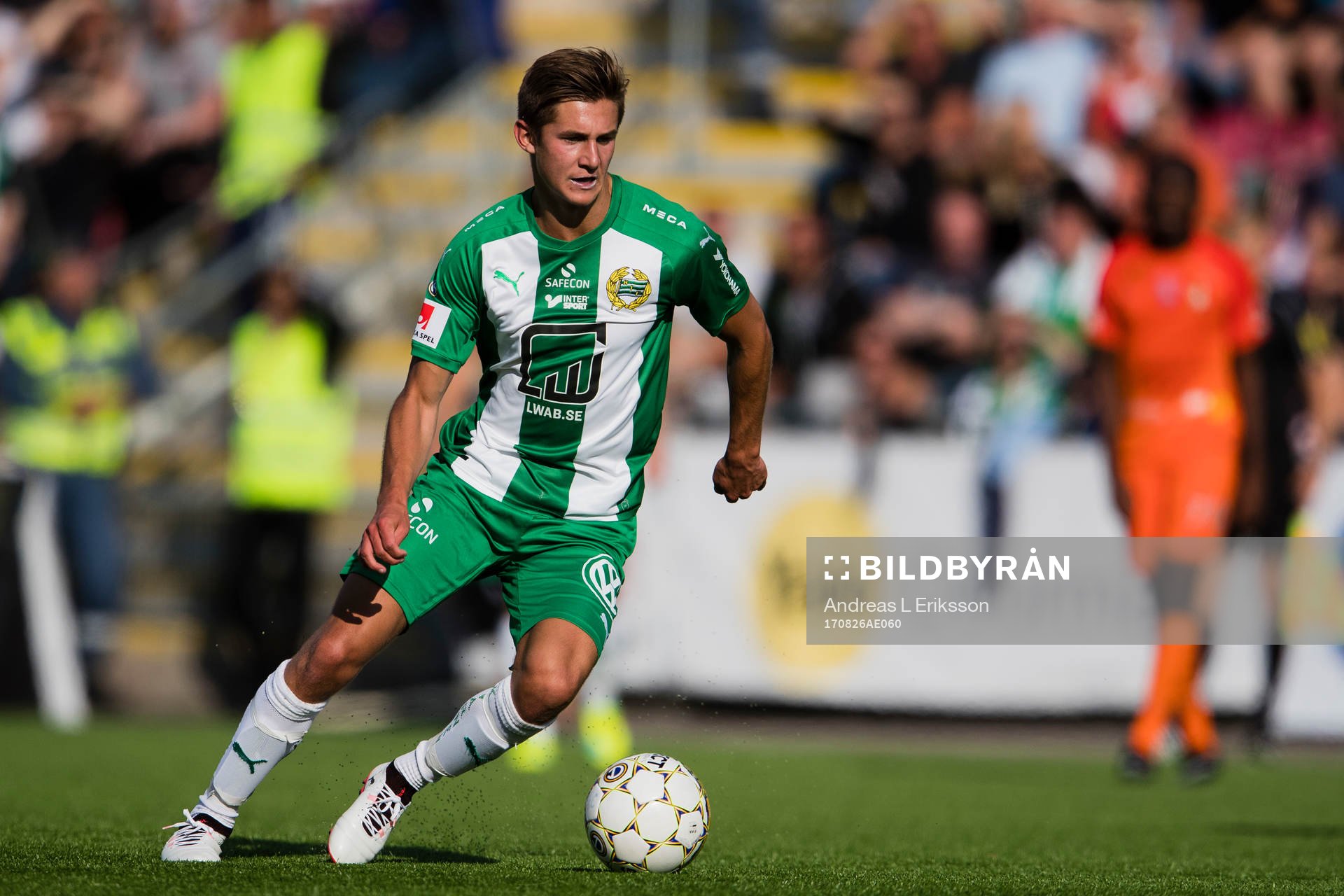 Hammarbys Leo Bengtsson med bollen