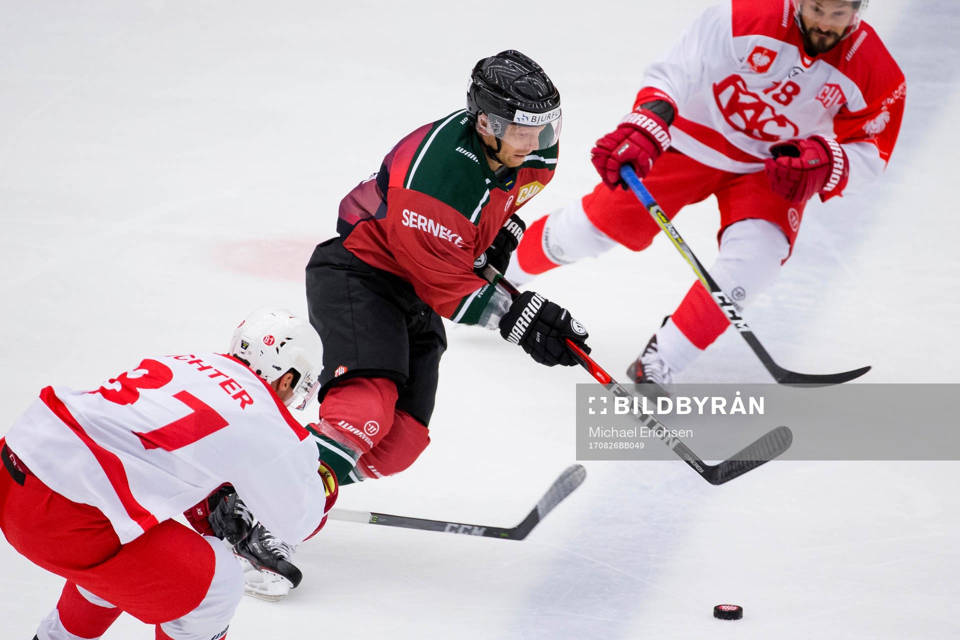 Frölundas Ryan Lasch mellan Klagenfurts Philipp Kreuzer