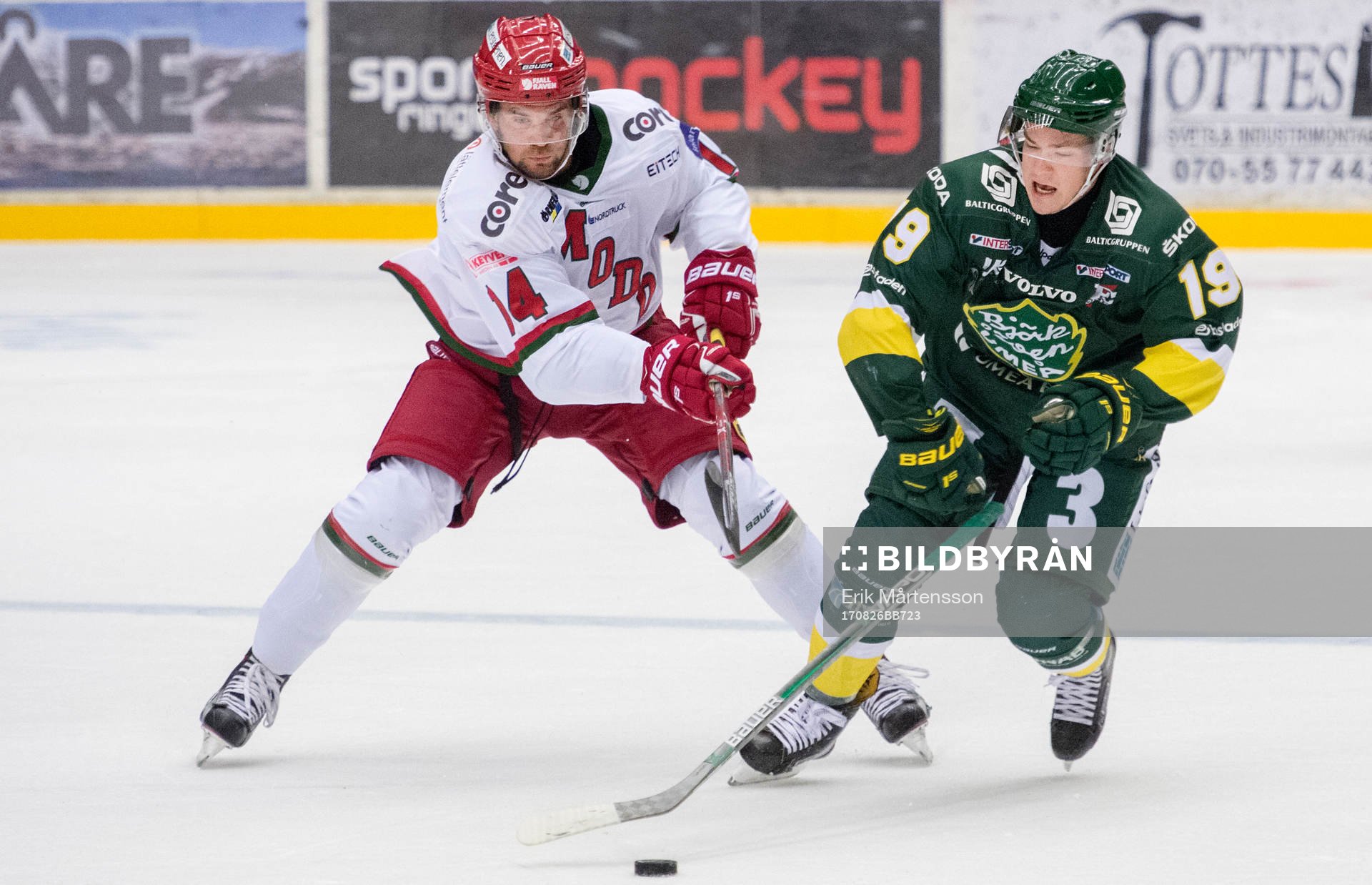 Modos Henrik Björklund i kamp om pucken med Björklövens