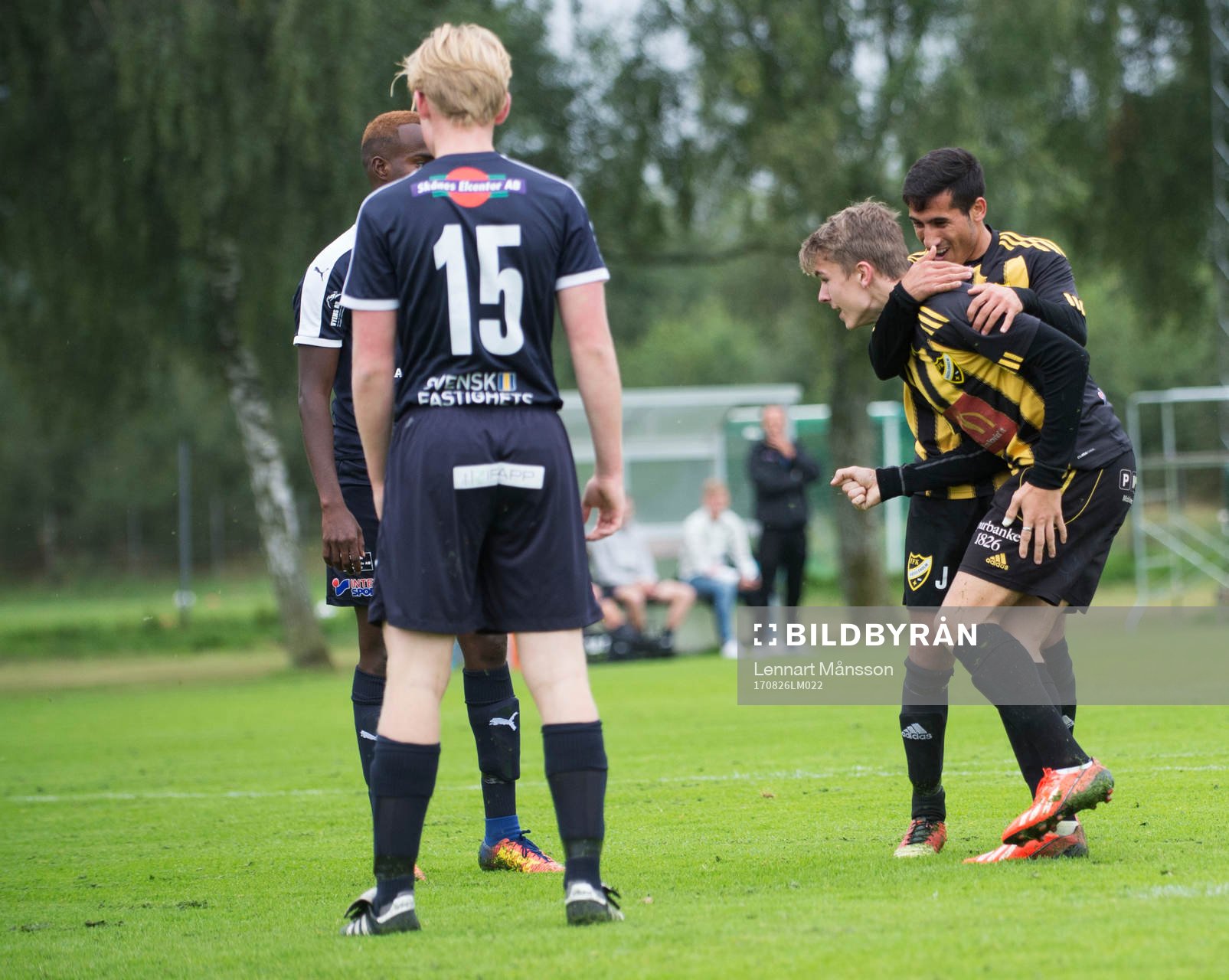 Eliott Nilsson grattas i matchen för juniorer mellan IFK Hässleholm och Staffanstorp i Hässleholm 26 augusti 2017.  