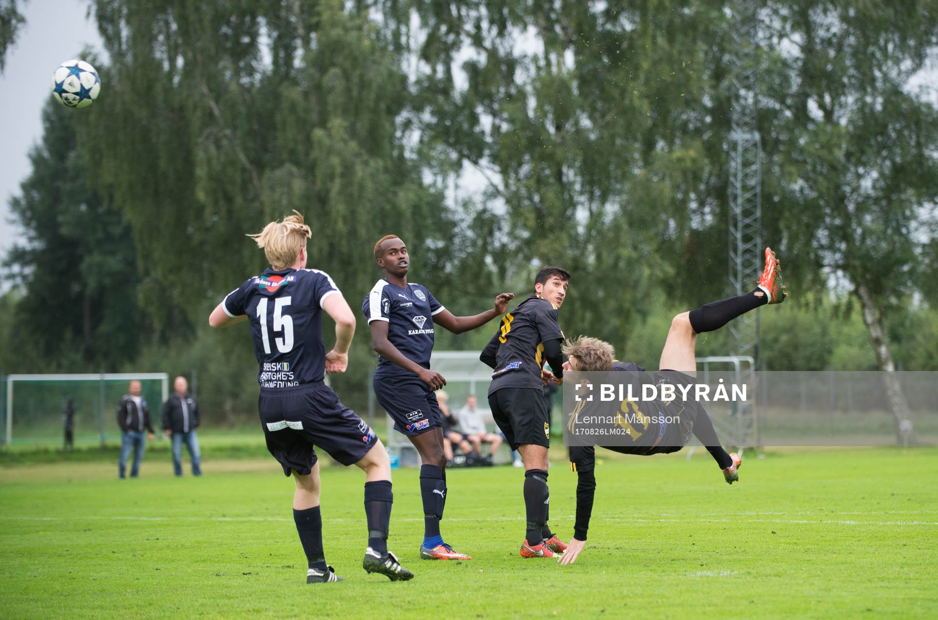 IFK Hässleholms Eliott Nilsson brassesparkar i mål i matchen för juniorer mellan IFK Hässleholm och Staffanstorp i Hässleholm 26 augusti 2017.