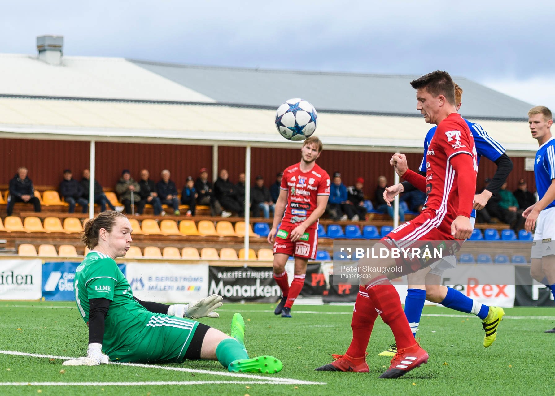 Östersunds målvakt Andrew Robert Mills räddar ett skott
